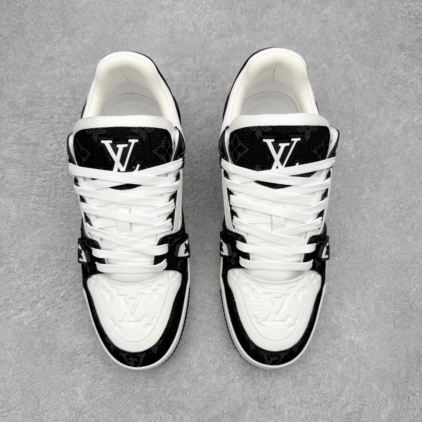图片[2]-＃F版 Louis Vuitton Trainer lv时装走秀运动鞋 完美鞋型超高的清洁度 零毛边线头瑕疵 全套原楦原纸版原鞋开模 全网最具灵魂的版型 正确原装黄色鞋盒 正确中底印花 鞋面印花3D高频深度立体 全鞋电脑针车 紧密相连 针距密度一致 环保乳胶注塑鞋垫 厚度脚感还原原版 皮面裁剪部位 统一油边封口工艺 原装橡胶大底含胶量大底组合零偏差 专柜全套包装 防尘袋 说明书 质保卡 男女鞋 尺码：35 36 37 38 39 40 41 42 43 44 45-选品中心