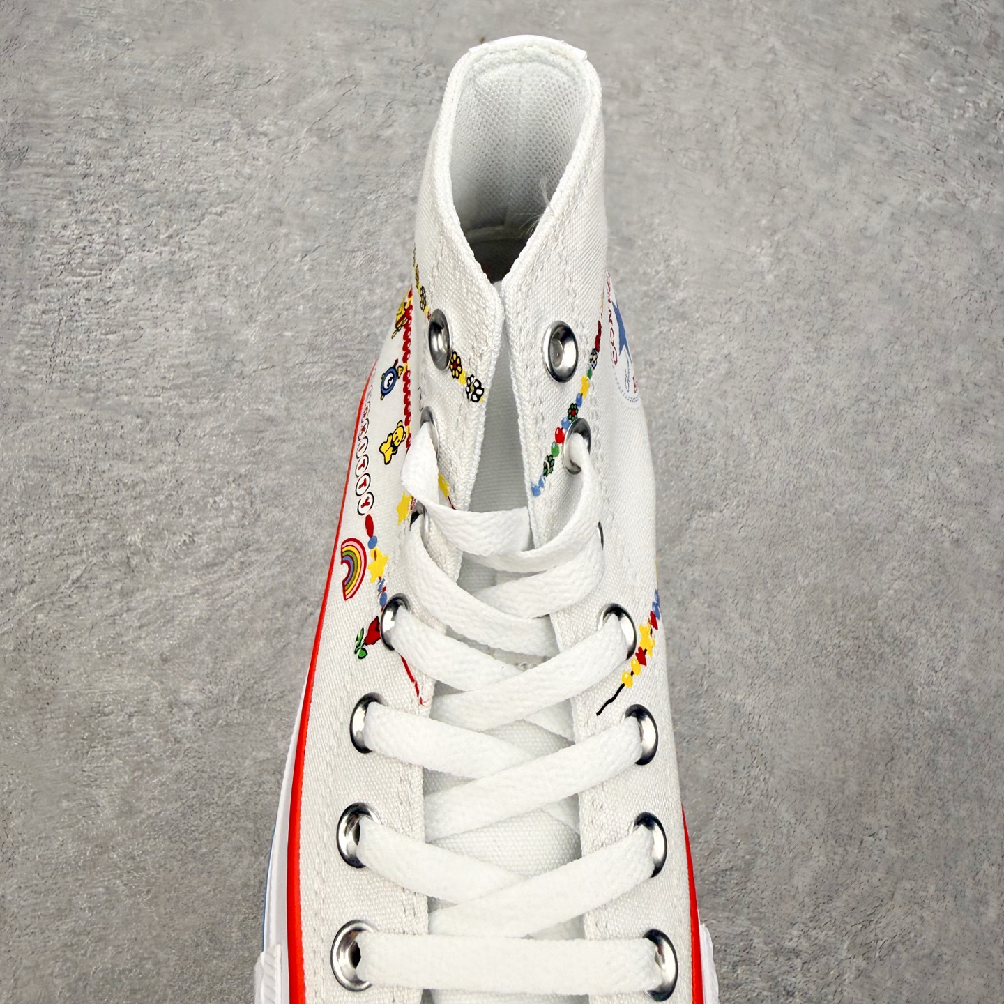 图片[5]-Converse × Hello Kitty AND Friends Chuck Taylor All Star Hi 匡威官方新款 三丽鸥联名 梦幻联动‼️ All Star经典鞋型自带增高buff 奶白鞋身挂满链子的可爱元素 印满Kitty头像 彩虹和小蝴蝶结 侧边红蓝撞色条纹直接戳中复古甜妹审美 搭配4枚定制鞋花 可爱随心搭配 货号：A17699C 尺码：35 36 36.5 37 37.5 38 39 39.5 40 41-选品中心