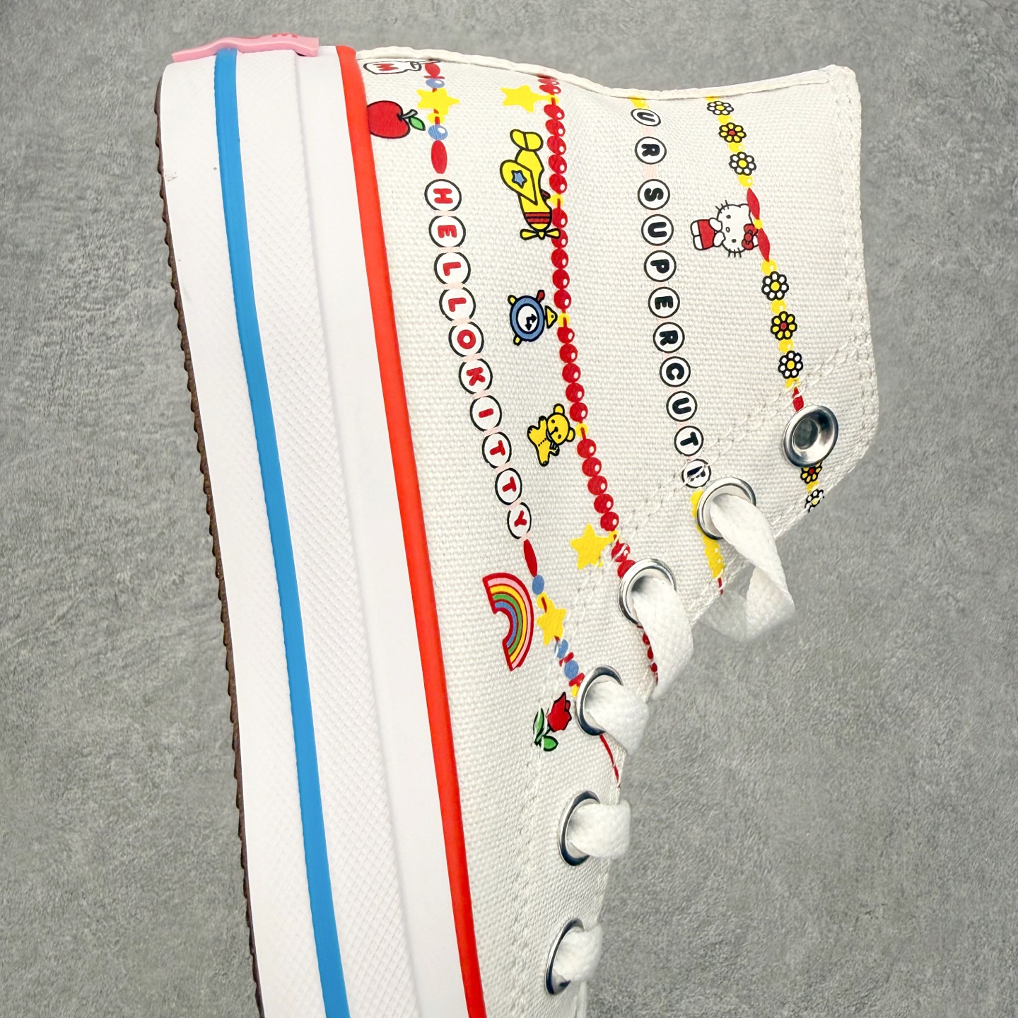 图片[6]-Converse × Hello Kitty AND Friends Chuck Taylor All Star Hi 匡威官方新款 三丽鸥联名 梦幻联动‼️ All Star经典鞋型自带增高buff 奶白鞋身挂满链子的可爱元素 印满Kitty头像 彩虹和小蝴蝶结 侧边红蓝撞色条纹直接戳中复古甜妹审美 搭配4枚定制鞋花 可爱随心搭配 货号：A17699C 尺码：35 36 36.5 37 37.5 38 39 39.5 40 41-选品中心