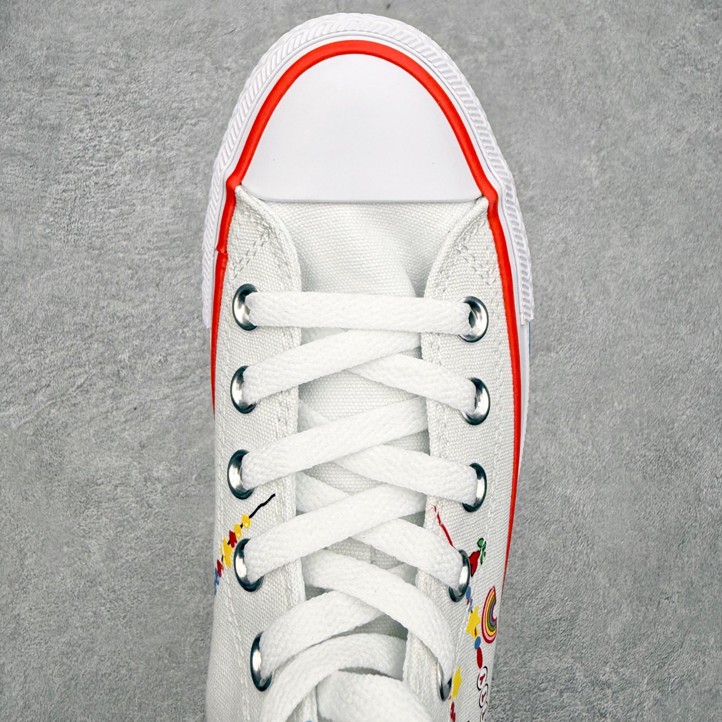 图片[4]-Converse × Hello Kitty AND Friends Chuck Taylor All Star Hi 匡威官方新款 三丽鸥联名 梦幻联动‼️ All Star经典鞋型自带增高buff 奶白鞋身挂满链子的可爱元素 印满Kitty头像 彩虹和小蝴蝶结 侧边红蓝撞色条纹直接戳中复古甜妹审美 搭配4枚定制鞋花 可爱随心搭配 货号：A17699C 尺码：35 36 36.5 37 37.5 38 39 39.5 40 41-选品中心