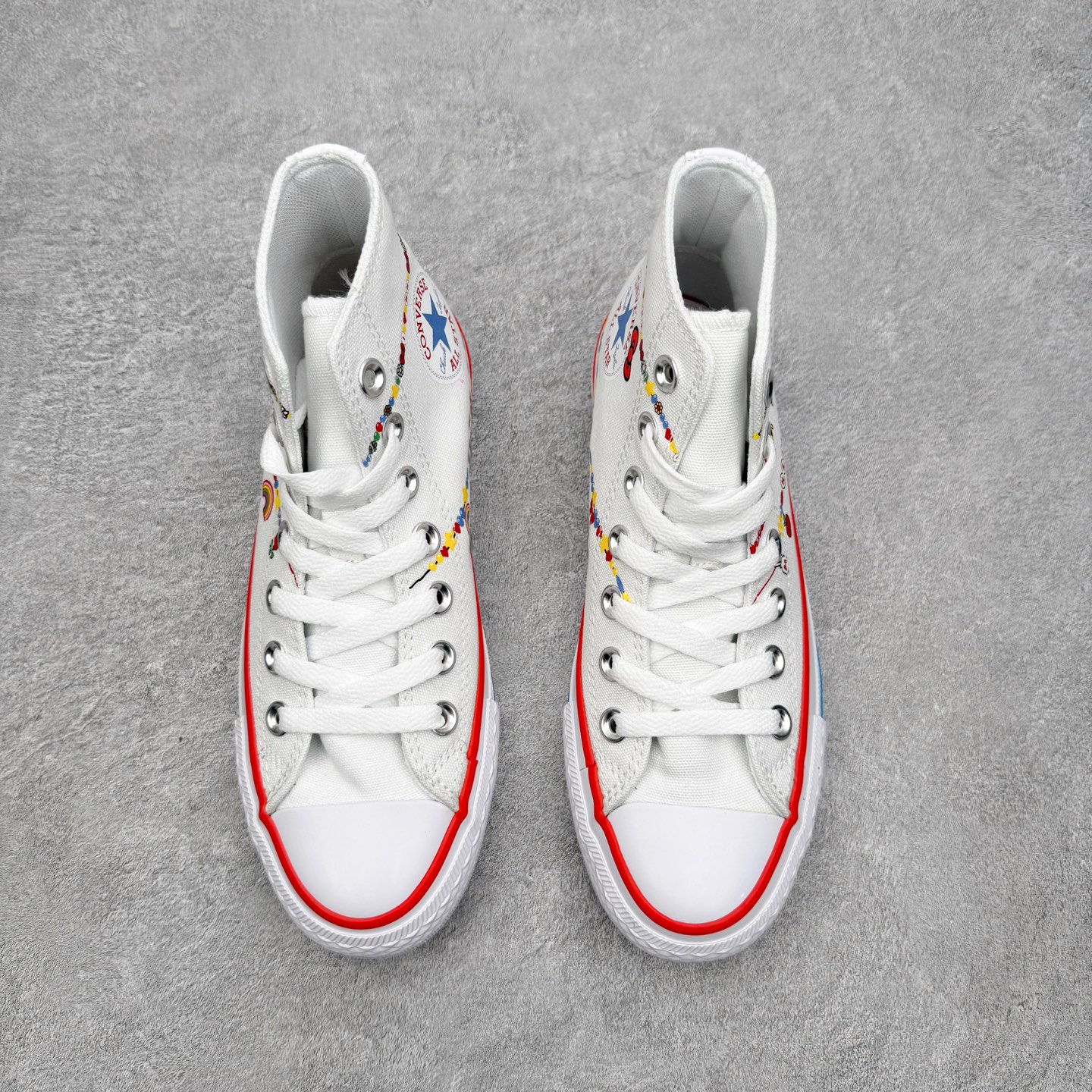 图片[2]-Converse × Hello Kitty AND Friends Chuck Taylor All Star Hi 匡威官方新款 三丽鸥联名 梦幻联动‼️ All Star经典鞋型自带增高buff 奶白鞋身挂满链子的可爱元素 印满Kitty头像 彩虹和小蝴蝶结 侧边红蓝撞色条纹直接戳中复古甜妹审美 搭配4枚定制鞋花 可爱随心搭配 货号：A17699C 尺码：35 36 36.5 37 37.5 38 39 39.5 40 41-选品中心