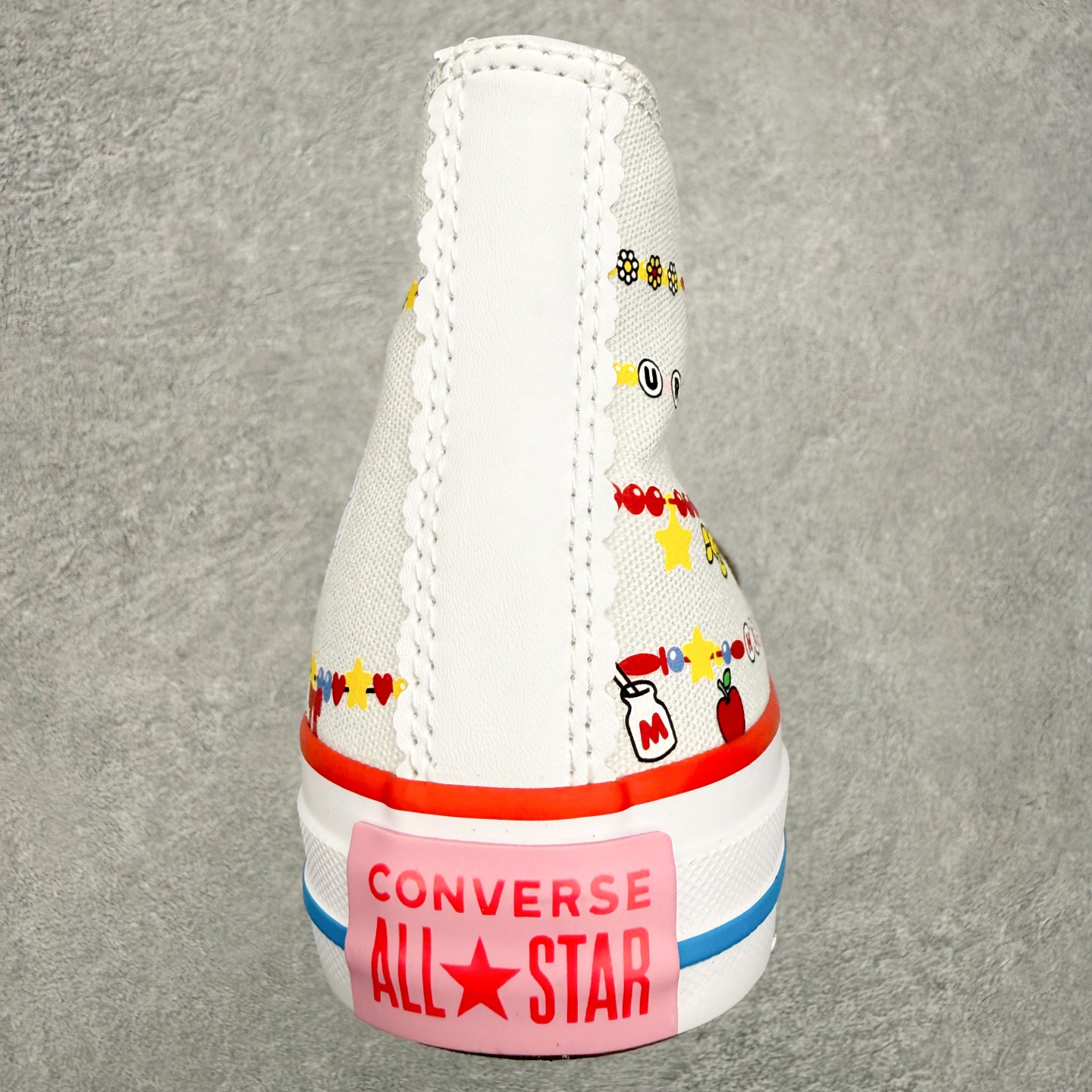 图片[8]-Converse × Hello Kitty AND Friends Chuck Taylor All Star Hi 匡威官方新款 三丽鸥联名 梦幻联动‼️ All Star经典鞋型自带增高buff 奶白鞋身挂满链子的可爱元素 印满Kitty头像 彩虹和小蝴蝶结 侧边红蓝撞色条纹直接戳中复古甜妹审美 搭配4枚定制鞋花 可爱随心搭配 货号：A17699C 尺码：35 36 36.5 37 37.5 38 39 39.5 40 41-选品中心