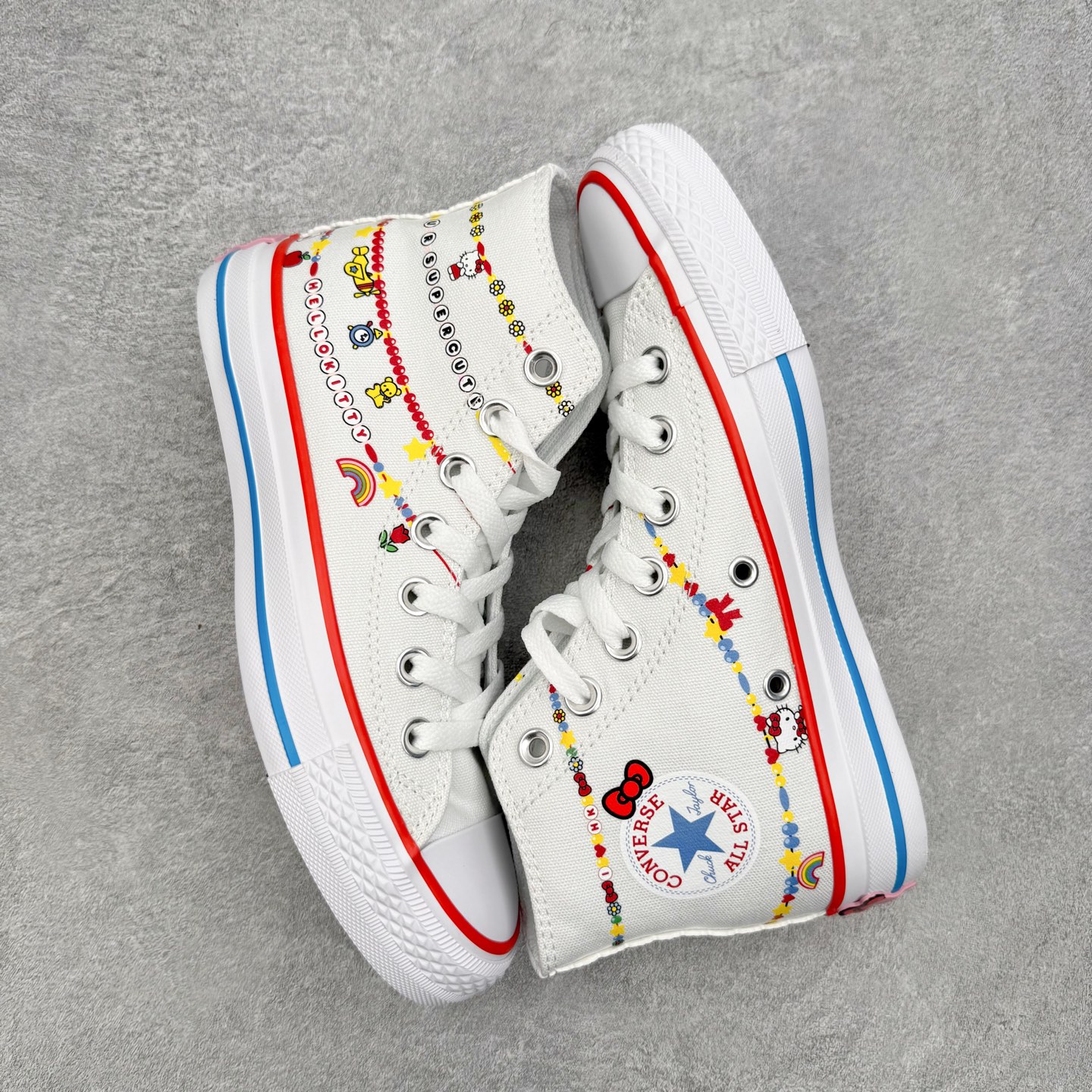 图片[3]-Converse × Hello Kitty AND Friends Chuck Taylor All Star Hi 匡威官方新款 三丽鸥联名 梦幻联动‼️ All Star经典鞋型自带增高buff 奶白鞋身挂满链子的可爱元素 印满Kitty头像 彩虹和小蝴蝶结 侧边红蓝撞色条纹直接戳中复古甜妹审美 搭配4枚定制鞋花 可爱随心搭配 货号：A17699C 尺码：35 36 36.5 37 37.5 38 39 39.5 40 41-选品中心
