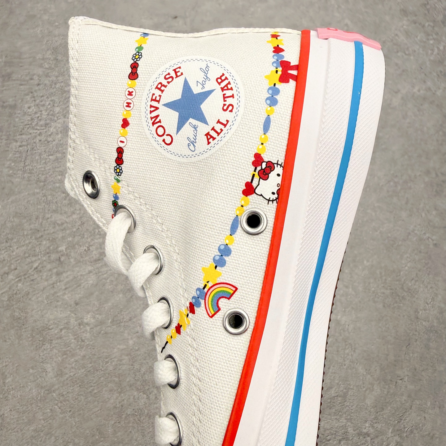 图片[7]-Converse × Hello Kitty AND Friends Chuck Taylor All Star Hi 匡威官方新款 三丽鸥联名 梦幻联动‼️ All Star经典鞋型自带增高buff 奶白鞋身挂满链子的可爱元素 印满Kitty头像 彩虹和小蝴蝶结 侧边红蓝撞色条纹直接戳中复古甜妹审美 搭配4枚定制鞋花 可爱随心搭配 货号：A17699C 尺码：35 36 36.5 37 37.5 38 39 39.5 40 41-选品中心