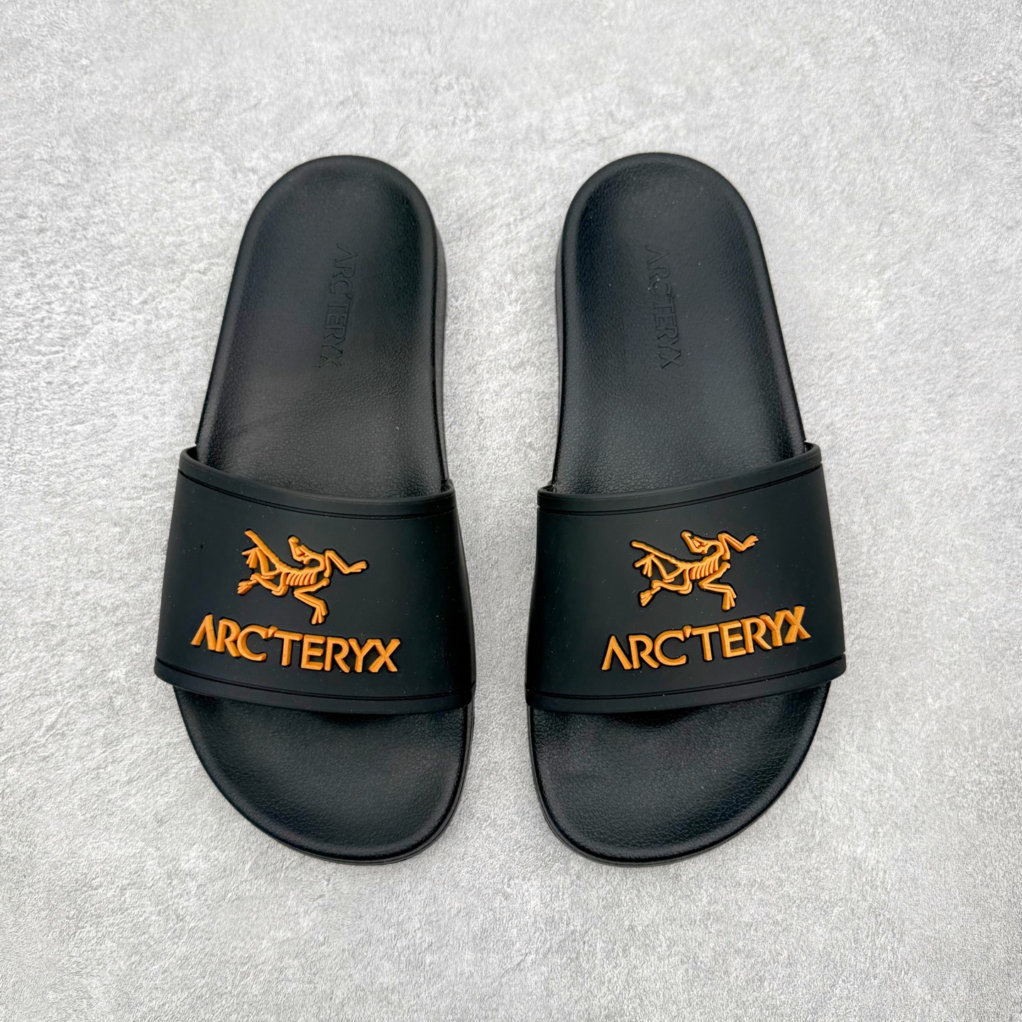 图片[2]-＃HP Arcteryx SYLAN 始祖鸟舒适防滑防磨一字拖鞋 男女同款 Arcteryx中文名始祖鸟 加拿大户外服饰品牌 1989年创立于加拿大温哥华 始祖鸟来自加拿大海岸山脉 植根高山的专业户外品牌 始终秉承对精湛设计和工艺孜孜以求的准则 从1989年创立至今 Arcteryx始终不断在产品设计与做工上不惜工本 以满足始祖鸟的标准 品质、设计以及精简的理念造就了其良好的性能 并能满足严苛环境下的使用需求 尺码：39 40 41 42 43 44 45-选品中心
