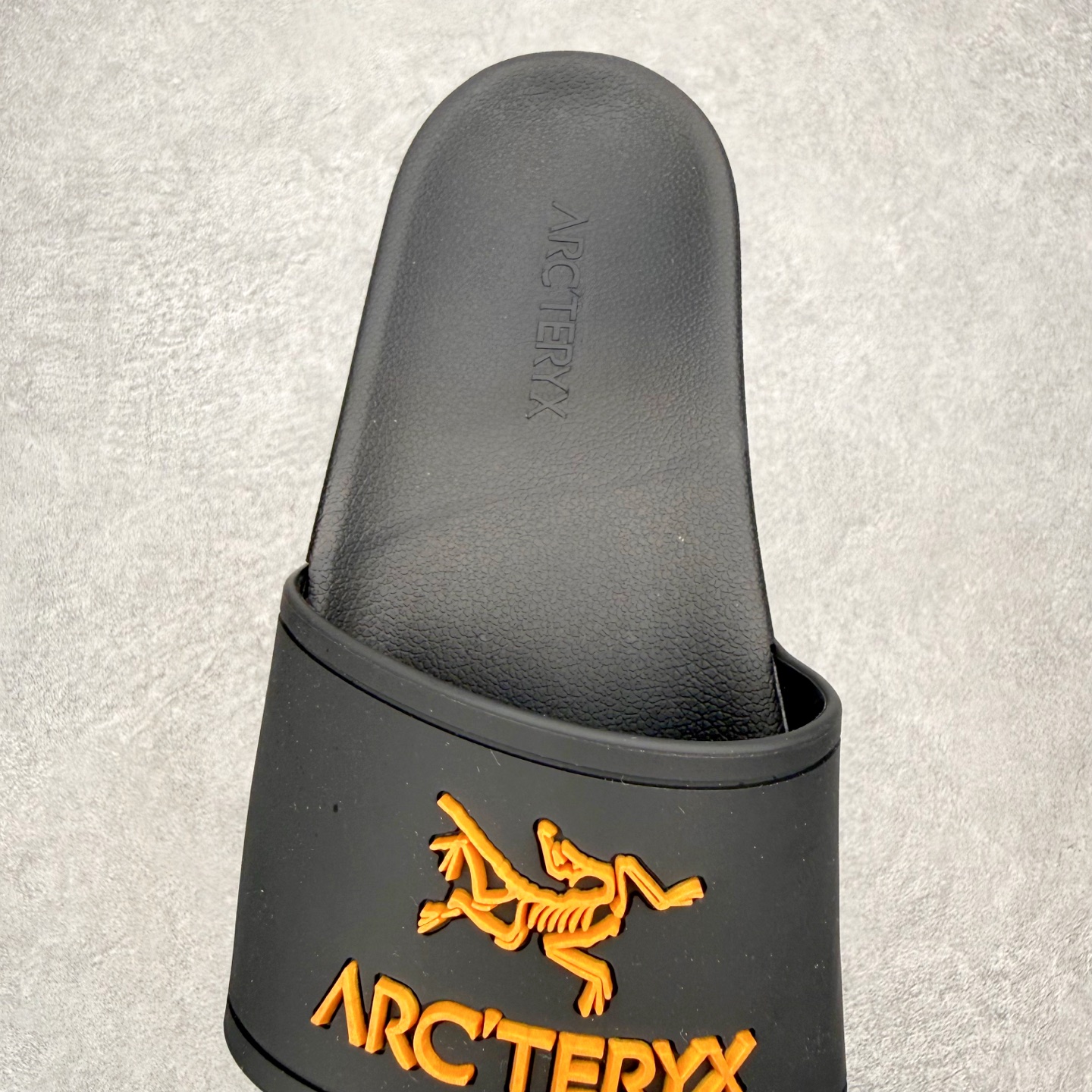 图片[5]-＃HP Arcteryx SYLAN 始祖鸟舒适防滑防磨一字拖鞋 男女同款 Arcteryx中文名始祖鸟 加拿大户外服饰品牌 1989年创立于加拿大温哥华 始祖鸟来自加拿大海岸山脉 植根高山的专业户外品牌 始终秉承对精湛设计和工艺孜孜以求的准则 从1989年创立至今 Arcteryx始终不断在产品设计与做工上不惜工本 以满足始祖鸟的标准 品质、设计以及精简的理念造就了其良好的性能 并能满足严苛环境下的使用需求 尺码：39 40 41 42 43 44 45-选品中心