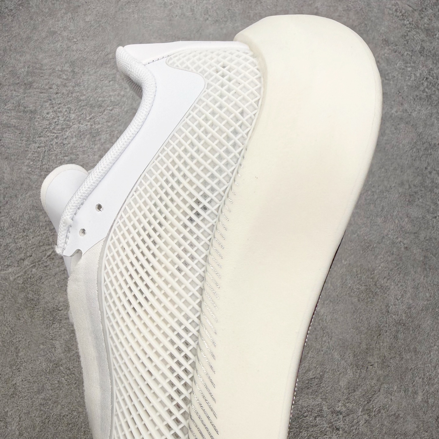 AD Hyperboost Edge 爆米花缓震舒适贴合跑步鞋 在 BOOST 之前冠以了 “HYPER
