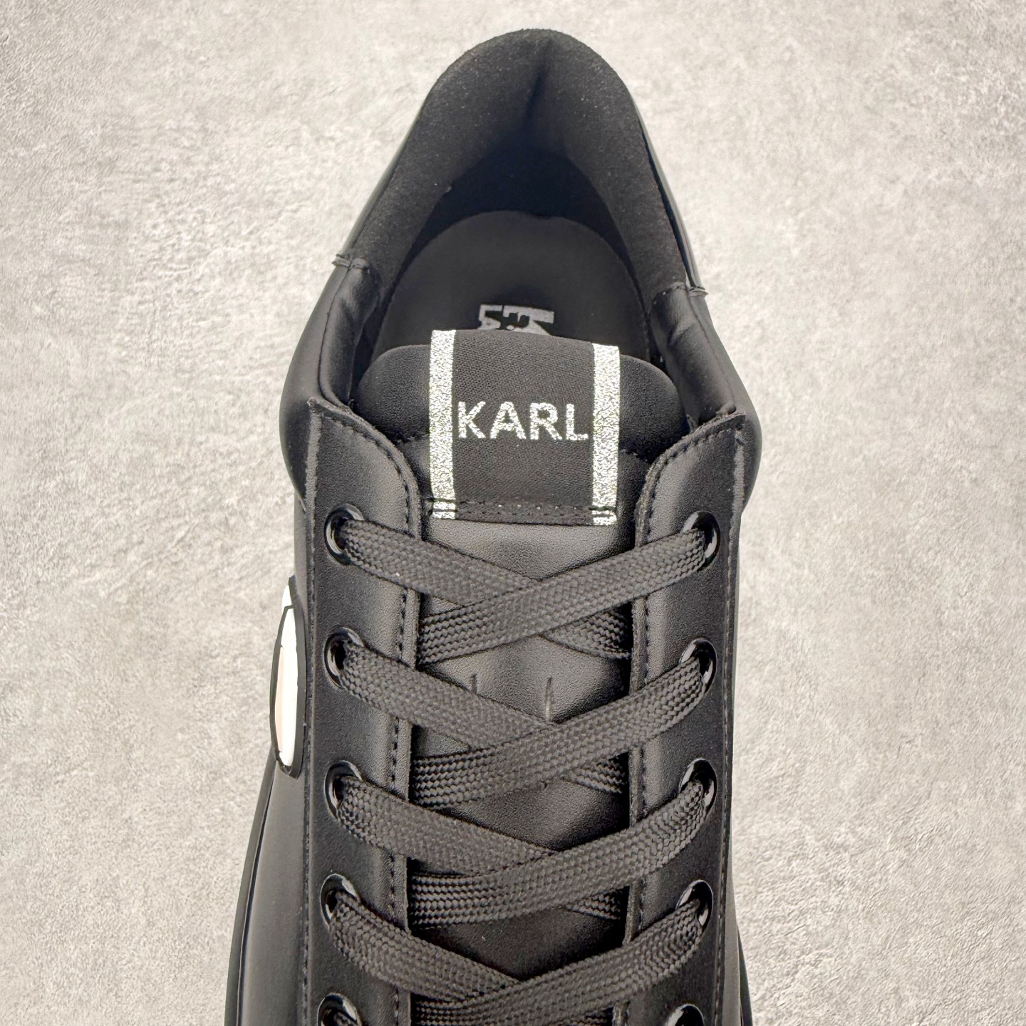 图片[5]-KARL LAGERFELD K/Ikonik 皮革厚底系带低帮 生活休闲鞋 选用优质材料，精细制作。经典设计，展现优雅气质。舒适脚感，轻松穿梭。适合各种场合，彰显魅力。品味与舒适兼得，演绎自信自然。步履间散发迷人韵味，展现独特风采。Karl Lagerfeld（卡尔•拉格斐）是来源于法国巴黎的奢侈品牌，所有创意设计由世界上比较具影响力及权威的设计师Karl Lagerfeld本人管理及控制。所有产品（皮具，服饰手表香水）代着如今比较前沿的时尚理念融合独具创新的数码科技及全球 360度理念，体现设计师KARL LAGERFELD（卡尔•拉格斐）本人的设计风格和精髓。尺码：40 41 42 43 44 45-选品中心