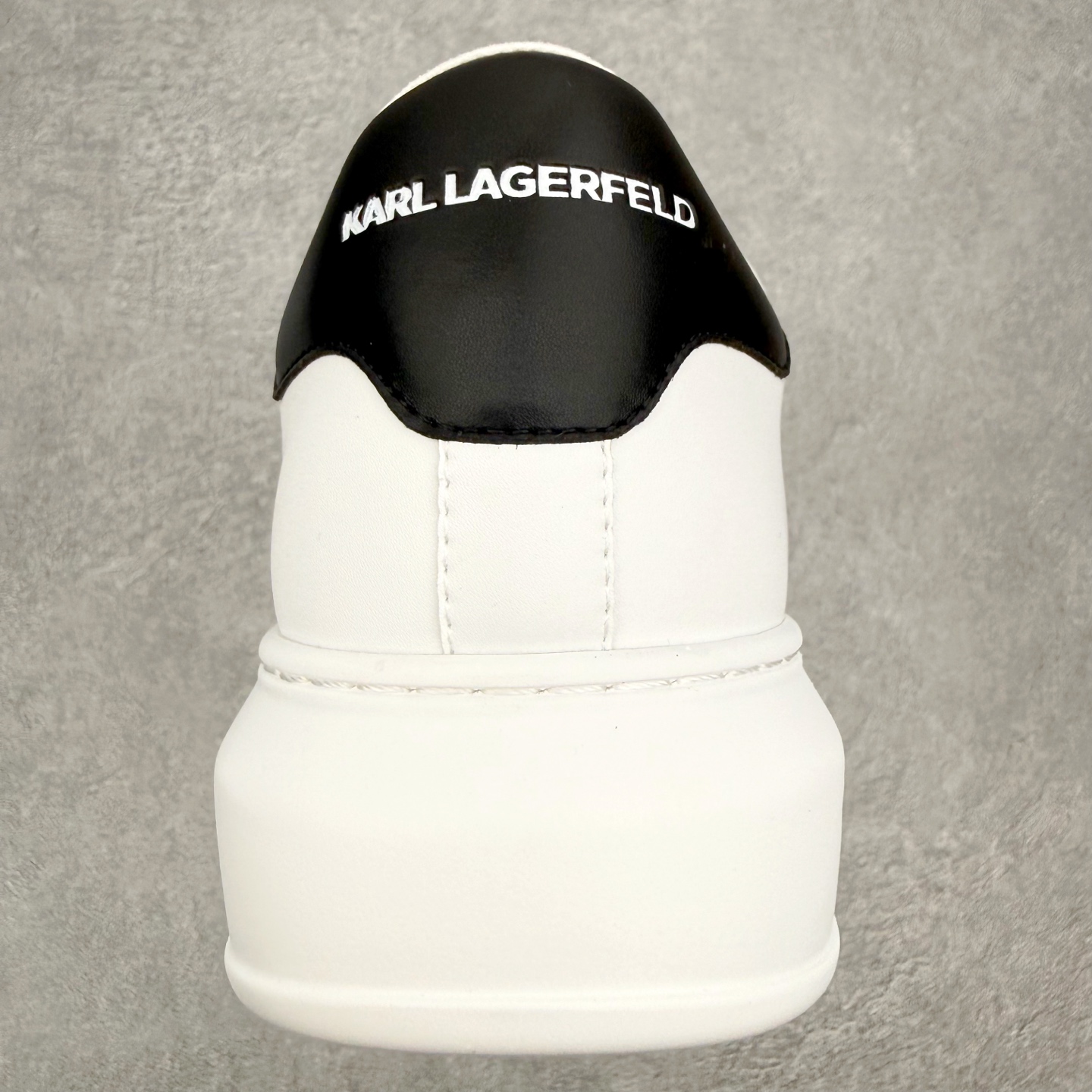 图片[8]-KARL LAGERFELD K/Ikonik 皮革厚底系带低帮 生活休闲鞋 选用优质材料，精细制作。经典设计，展现优雅气质。舒适脚感，轻松穿梭。适合各种场合，彰显魅力。品味与舒适兼得，演绎自信自然。步履间散发迷人韵味，展现独特风采。Karl Lagerfeld（卡尔•拉格斐）是来源于法国巴黎的奢侈品牌，所有创意设计由世界上比较具影响力及权威的设计师Karl Lagerfeld本人管理及控制。所有产品（皮具，服饰手表香水）代着如今比较前沿的时尚理念融合独具创新的数码科技及全球 360度理念，体现设计师KARL LAGERFELD（卡尔•拉格斐）本人的设计风格和精髓。尺码：40 41 42 43 44 45-选品中心