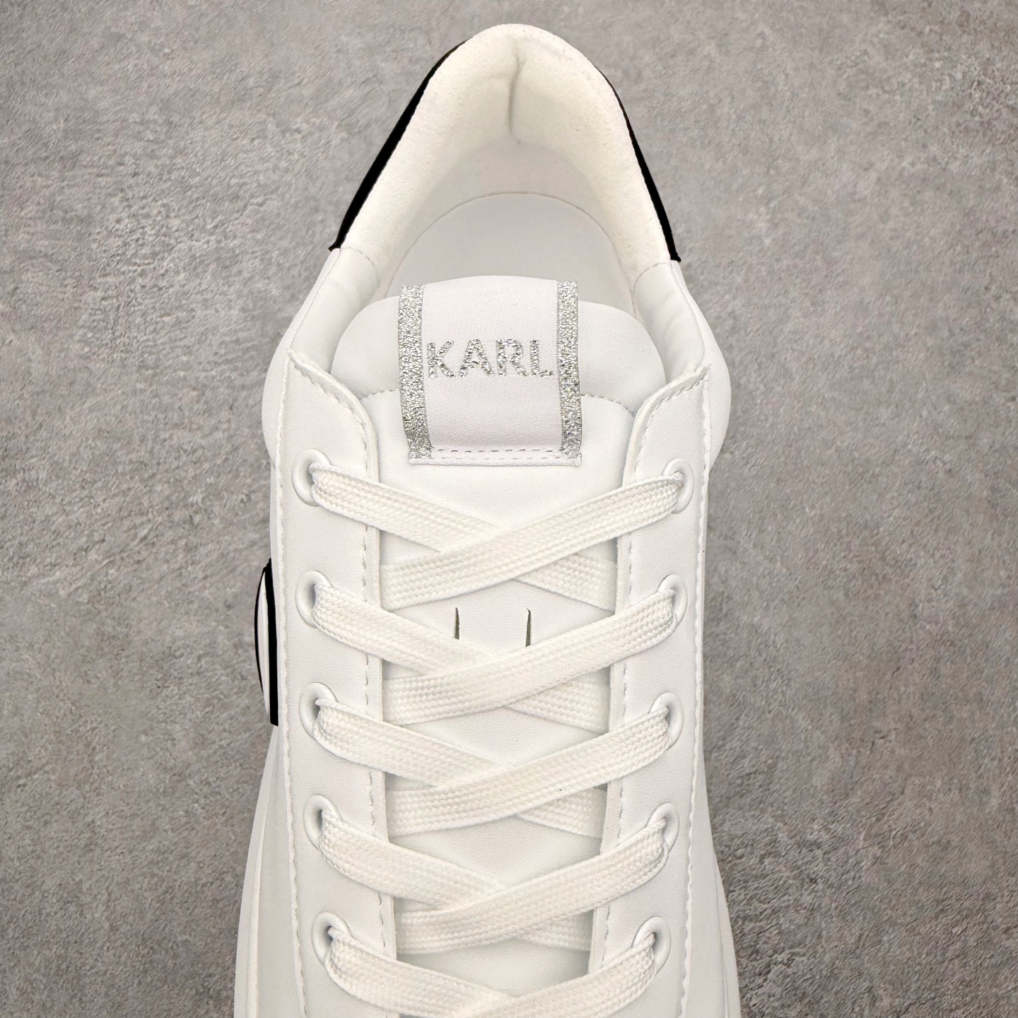 图片[5]-KARL LAGERFELD K/Ikonik 皮革厚底系带低帮 生活休闲鞋 选用优质材料，精细制作。经典设计，展现优雅气质。舒适脚感，轻松穿梭。适合各种场合，彰显魅力。品味与舒适兼得，演绎自信自然。步履间散发迷人韵味，展现独特风采。Karl Lagerfeld（卡尔•拉格斐）是来源于法国巴黎的奢侈品牌，所有创意设计由世界上比较具影响力及权威的设计师Karl Lagerfeld本人管理及控制。所有产品（皮具，服饰手表香水）代着如今比较前沿的时尚理念融合独具创新的数码科技及全球 360度理念，体现设计师KARL LAGERFELD（卡尔•拉格斐）本人的设计风格和精髓。尺码：40 41 42 43 44 45-选品中心