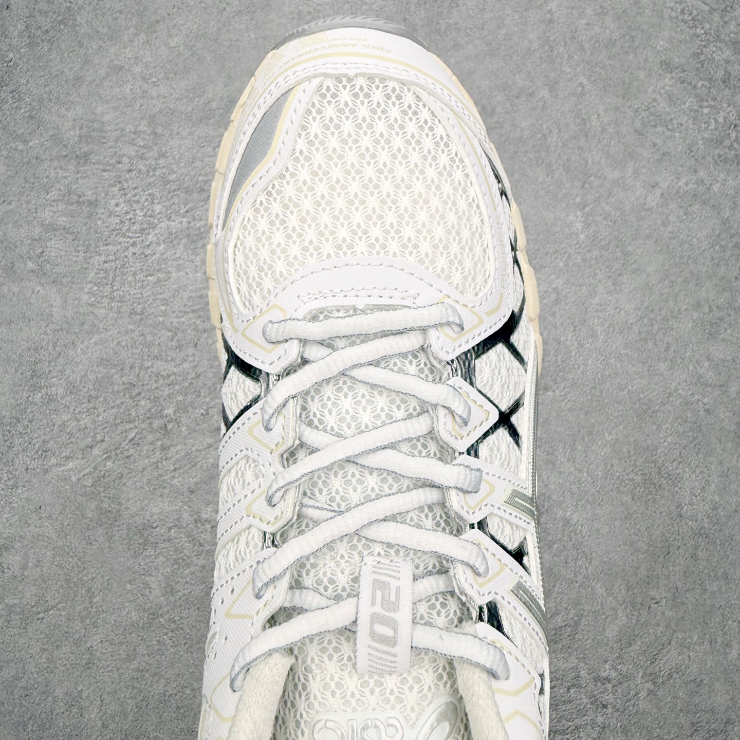 图片[4]-Asics Gel-kayano 20 亚瑟士舒适时尚低帮跑步鞋 GEL-KAYANO 20代问世于2013年以卓越的缓冲性能在长跑领域而闻名 该鞋款拥抱建筑美学 从建筑物和汽车中汲取设计灵感 富有科技感的外观造型 多功能性满足日常生活的使用需求 ASICS（亚瑟士）是日本实业家鬼冢喜八郎创立的跑鞋运动品牌，名字想法源自著名的拉丁谚语“AnimaSana In Corpore Sano”，意为“健全的精神寓于强健的体魄”。正如其名字的含义，ASICS亚瑟士一直坚信保持身体的健康与活力是打造健康快乐的生活方式的最佳途径。亚瑟士的跑鞋、篮球鞋等系列集专业与美貌于一身，拥有极高的热度。2016年，ASICS在“2016年日本最佳全球品牌”排行榜名列第17名。尺码：36 37 37.5 38 39 39.5 40 40.5 41.5 42 42.5 43.5 44 44.5 45-选品中心