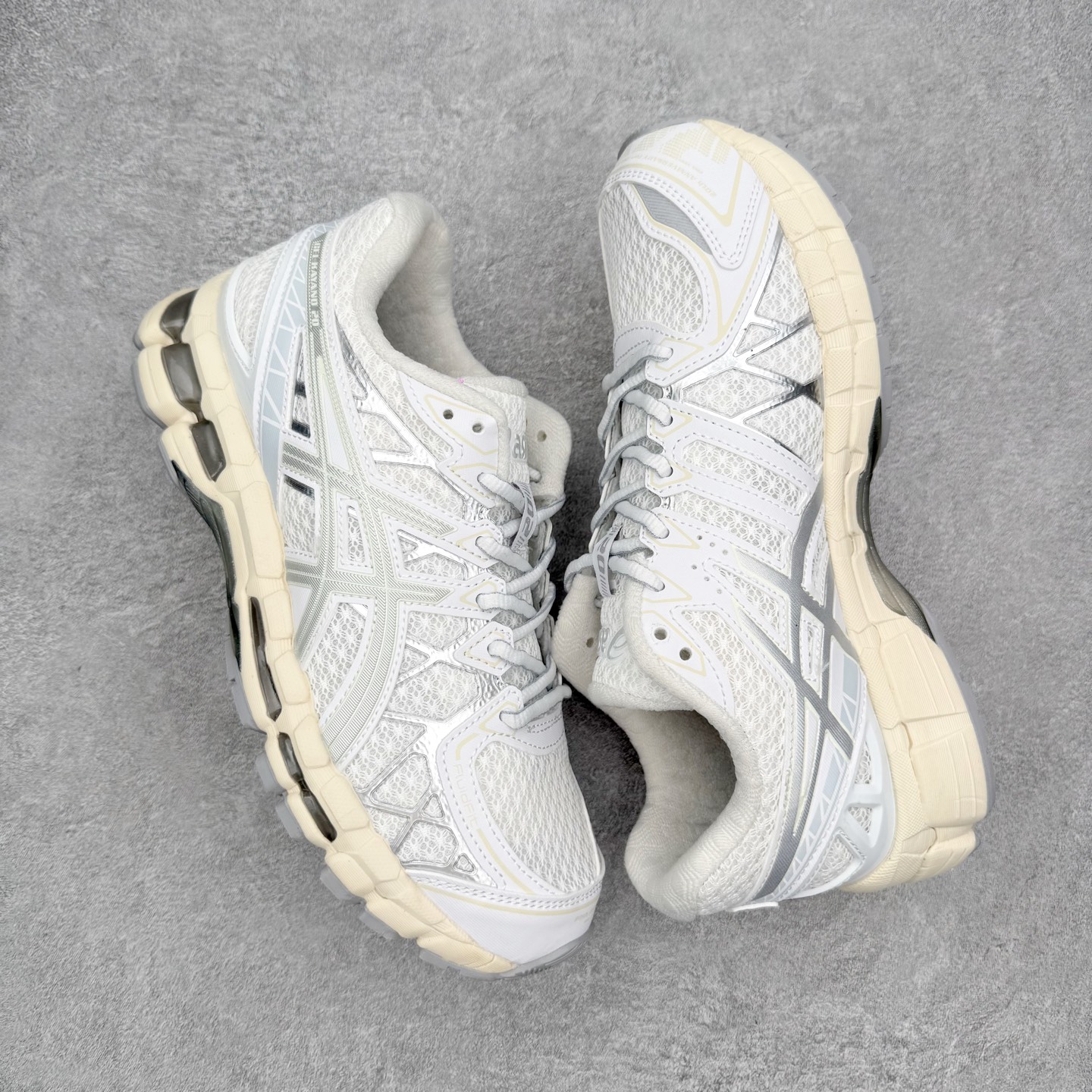 图片[3]-Asics Gel-kayano 20 亚瑟士舒适时尚低帮跑步鞋 GEL-KAYANO 20代问世于2013年以卓越的缓冲性能在长跑领域而闻名 该鞋款拥抱建筑美学 从建筑物和汽车中汲取设计灵感 富有科技感的外观造型 多功能性满足日常生活的使用需求 ASICS（亚瑟士）是日本实业家鬼冢喜八郎创立的跑鞋运动品牌，名字想法源自著名的拉丁谚语“AnimaSana In Corpore Sano”，意为“健全的精神寓于强健的体魄”。正如其名字的含义，ASICS亚瑟士一直坚信保持身体的健康与活力是打造健康快乐的生活方式的最佳途径。亚瑟士的跑鞋、篮球鞋等系列集专业与美貌于一身，拥有极高的热度。2016年，ASICS在“2016年日本最佳全球品牌”排行榜名列第17名。尺码：36 37 37.5 38 39 39.5 40 40.5 41.5 42 42.5 43.5 44 44.5 45-选品中心