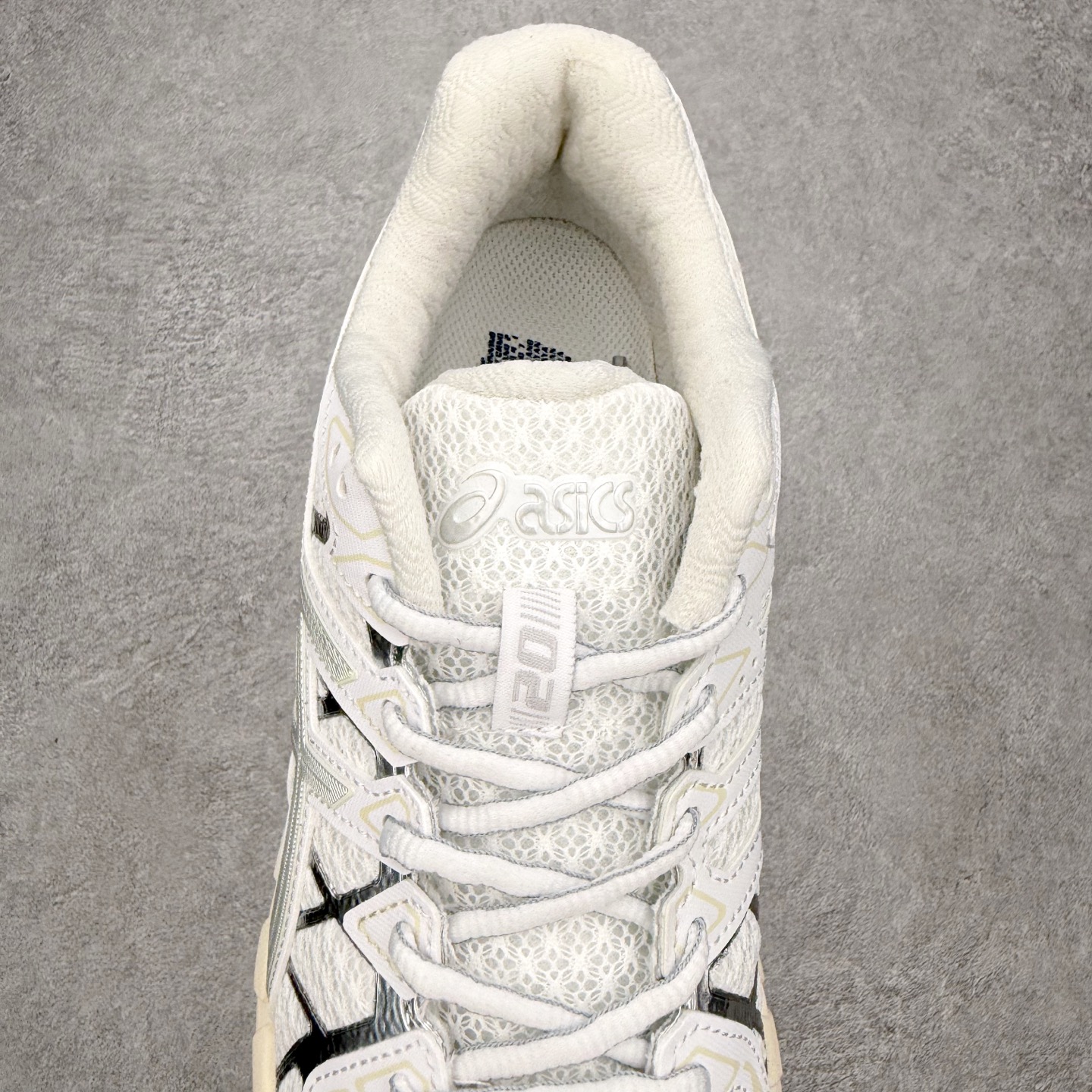图片[5]-Asics Gel-kayano 20 亚瑟士舒适时尚低帮跑步鞋 GEL-KAYANO 20代问世于2013年以卓越的缓冲性能在长跑领域而闻名 该鞋款拥抱建筑美学 从建筑物和汽车中汲取设计灵感 富有科技感的外观造型 多功能性满足日常生活的使用需求 ASICS（亚瑟士）是日本实业家鬼冢喜八郎创立的跑鞋运动品牌，名字想法源自著名的拉丁谚语“AnimaSana In Corpore Sano”，意为“健全的精神寓于强健的体魄”。正如其名字的含义，ASICS亚瑟士一直坚信保持身体的健康与活力是打造健康快乐的生活方式的最佳途径。亚瑟士的跑鞋、篮球鞋等系列集专业与美貌于一身，拥有极高的热度。2016年，ASICS在“2016年日本最佳全球品牌”排行榜名列第17名。尺码：36 37 37.5 38 39 39.5 40 40.5 41.5 42 42.5 43.5 44 44.5 45-选品中心