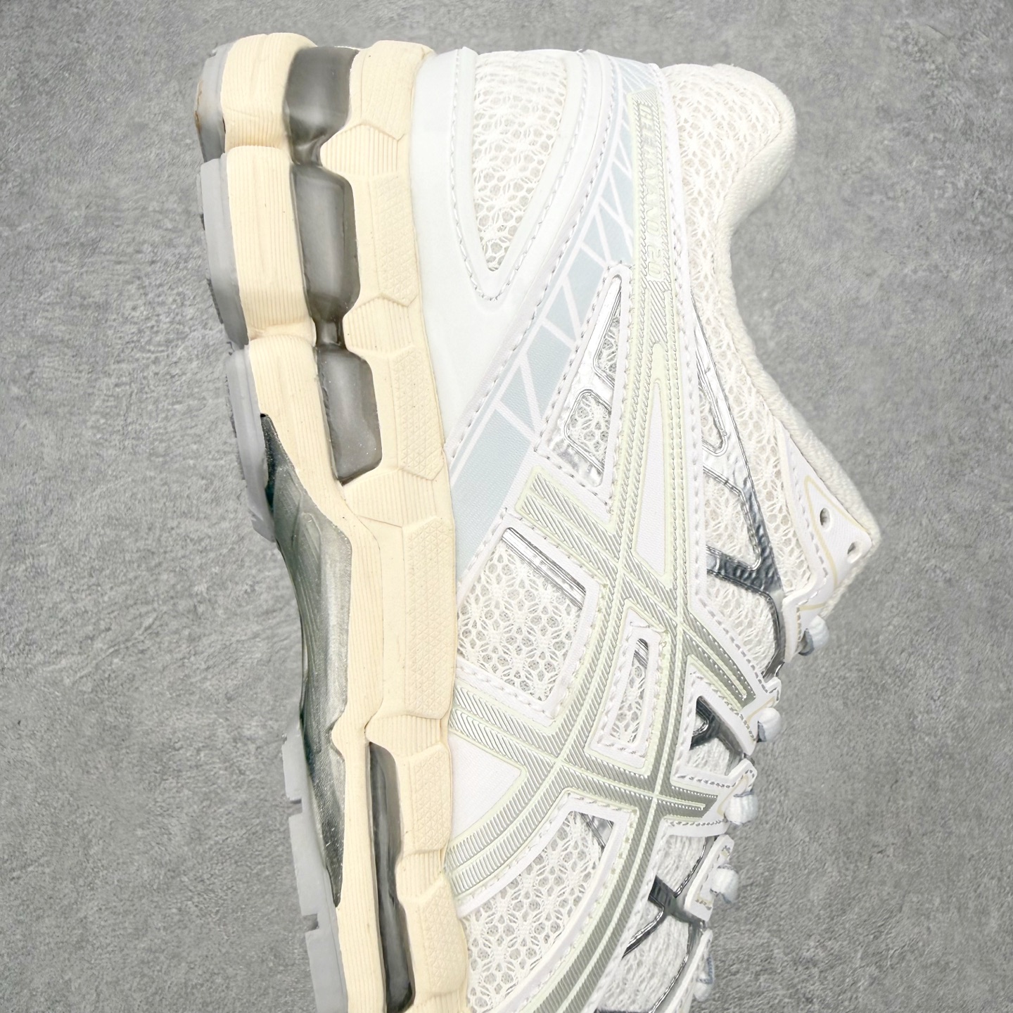 图片[6]-Asics Gel-kayano 20 亚瑟士舒适时尚低帮跑步鞋 GEL-KAYANO 20代问世于2013年以卓越的缓冲性能在长跑领域而闻名 该鞋款拥抱建筑美学 从建筑物和汽车中汲取设计灵感 富有科技感的外观造型 多功能性满足日常生活的使用需求 ASICS（亚瑟士）是日本实业家鬼冢喜八郎创立的跑鞋运动品牌，名字想法源自著名的拉丁谚语“AnimaSana In Corpore Sano”，意为“健全的精神寓于强健的体魄”。正如其名字的含义，ASICS亚瑟士一直坚信保持身体的健康与活力是打造健康快乐的生活方式的最佳途径。亚瑟士的跑鞋、篮球鞋等系列集专业与美貌于一身，拥有极高的热度。2016年，ASICS在“2016年日本最佳全球品牌”排行榜名列第17名。尺码：36 37 37.5 38 39 39.5 40 40.5 41.5 42 42.5 43.5 44 44.5 45-选品中心
