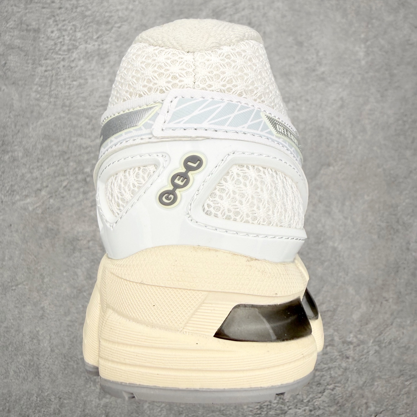 图片[8]-Asics Gel-kayano 20 亚瑟士舒适时尚低帮跑步鞋 GEL-KAYANO 20代问世于2013年以卓越的缓冲性能在长跑领域而闻名 该鞋款拥抱建筑美学 从建筑物和汽车中汲取设计灵感 富有科技感的外观造型 多功能性满足日常生活的使用需求 ASICS（亚瑟士）是日本实业家鬼冢喜八郎创立的跑鞋运动品牌，名字想法源自著名的拉丁谚语“AnimaSana In Corpore Sano”，意为“健全的精神寓于强健的体魄”。正如其名字的含义，ASICS亚瑟士一直坚信保持身体的健康与活力是打造健康快乐的生活方式的最佳途径。亚瑟士的跑鞋、篮球鞋等系列集专业与美貌于一身，拥有极高的热度。2016年，ASICS在“2016年日本最佳全球品牌”排行榜名列第17名。尺码：36 37 37.5 38 39 39.5 40 40.5 41.5 42 42.5 43.5 44 44.5 45-选品中心