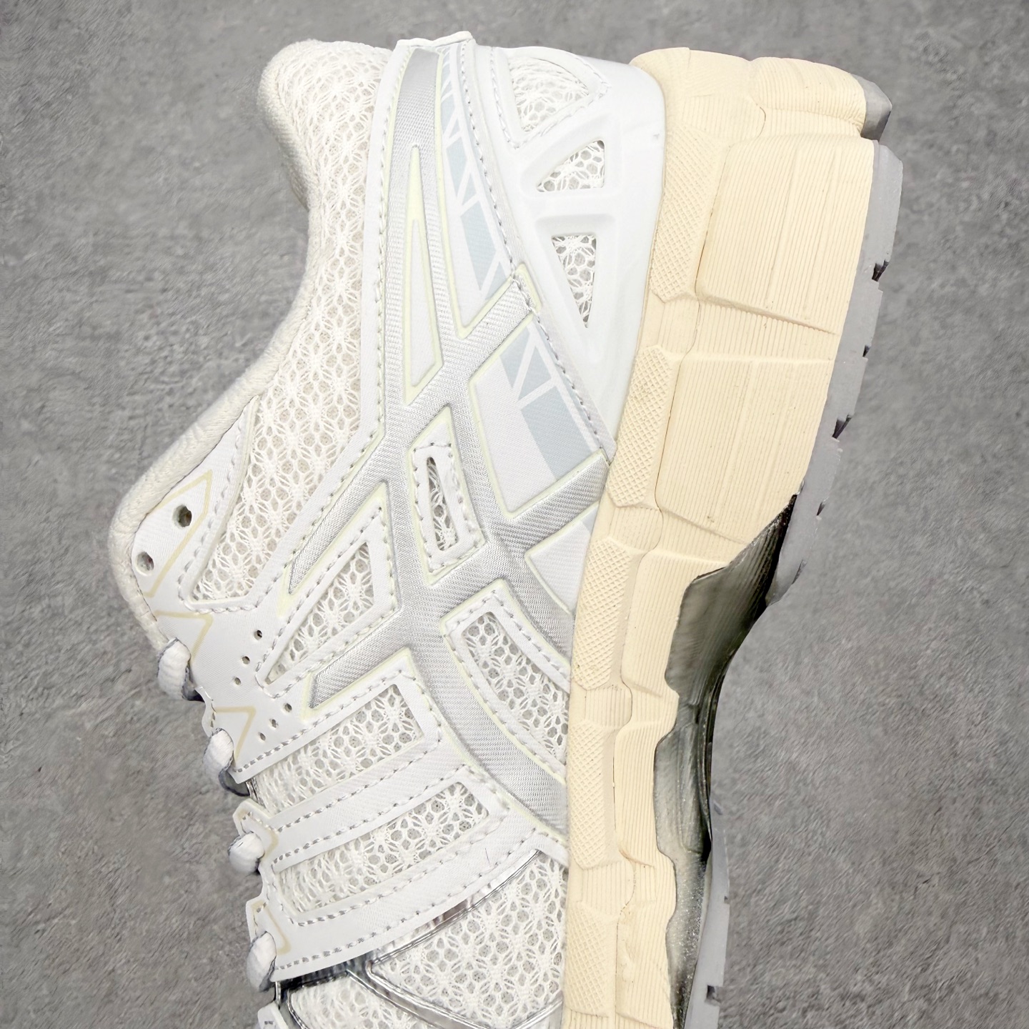 图片[7]-Asics Gel-kayano 20 亚瑟士舒适时尚低帮跑步鞋 GEL-KAYANO 20代问世于2013年以卓越的缓冲性能在长跑领域而闻名 该鞋款拥抱建筑美学 从建筑物和汽车中汲取设计灵感 富有科技感的外观造型 多功能性满足日常生活的使用需求 ASICS（亚瑟士）是日本实业家鬼冢喜八郎创立的跑鞋运动品牌，名字想法源自著名的拉丁谚语“AnimaSana In Corpore Sano”，意为“健全的精神寓于强健的体魄”。正如其名字的含义，ASICS亚瑟士一直坚信保持身体的健康与活力是打造健康快乐的生活方式的最佳途径。亚瑟士的跑鞋、篮球鞋等系列集专业与美貌于一身，拥有极高的热度。2016年，ASICS在“2016年日本最佳全球品牌”排行榜名列第17名。尺码：36 37 37.5 38 39 39.5 40 40.5 41.5 42 42.5 43.5 44 44.5 45-选品中心