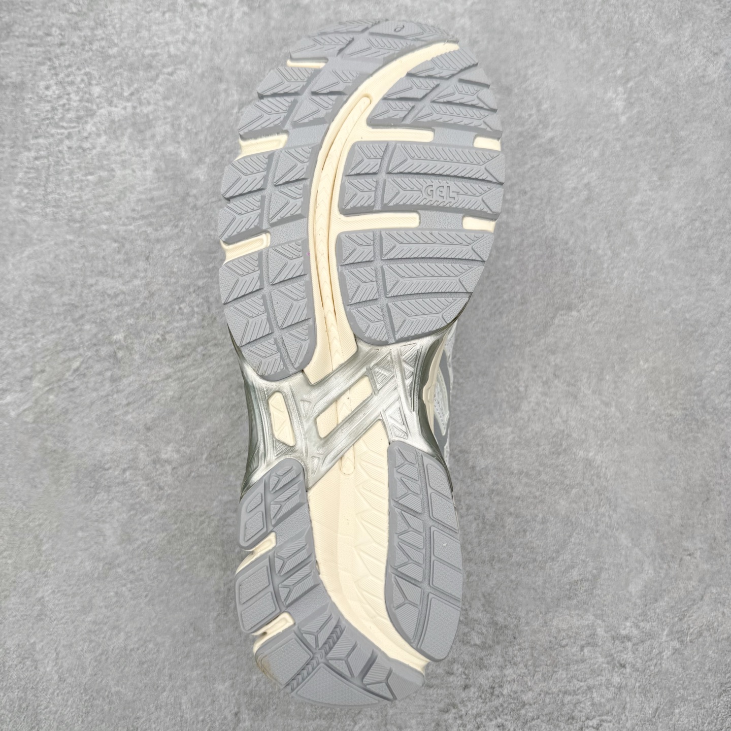 图片[9]-Asics Gel-kayano 20 亚瑟士舒适时尚低帮跑步鞋 GEL-KAYANO 20代问世于2013年以卓越的缓冲性能在长跑领域而闻名 该鞋款拥抱建筑美学 从建筑物和汽车中汲取设计灵感 富有科技感的外观造型 多功能性满足日常生活的使用需求 ASICS（亚瑟士）是日本实业家鬼冢喜八郎创立的跑鞋运动品牌，名字想法源自著名的拉丁谚语“AnimaSana In Corpore Sano”，意为“健全的精神寓于强健的体魄”。正如其名字的含义，ASICS亚瑟士一直坚信保持身体的健康与活力是打造健康快乐的生活方式的最佳途径。亚瑟士的跑鞋、篮球鞋等系列集专业与美貌于一身，拥有极高的热度。2016年，ASICS在“2016年日本最佳全球品牌”排行榜名列第17名。尺码：36 37 37.5 38 39 39.5 40 40.5 41.5 42 42.5 43.5 44 44.5 45-选品中心