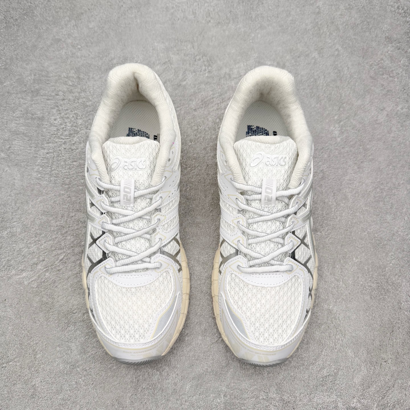 图片[2]-Asics Gel-kayano 20 亚瑟士舒适时尚低帮跑步鞋 GEL-KAYANO 20代问世于2013年以卓越的缓冲性能在长跑领域而闻名 该鞋款拥抱建筑美学 从建筑物和汽车中汲取设计灵感 富有科技感的外观造型 多功能性满足日常生活的使用需求 ASICS（亚瑟士）是日本实业家鬼冢喜八郎创立的跑鞋运动品牌，名字想法源自著名的拉丁谚语“AnimaSana In Corpore Sano”，意为“健全的精神寓于强健的体魄”。正如其名字的含义，ASICS亚瑟士一直坚信保持身体的健康与活力是打造健康快乐的生活方式的最佳途径。亚瑟士的跑鞋、篮球鞋等系列集专业与美貌于一身，拥有极高的热度。2016年，ASICS在“2016年日本最佳全球品牌”排行榜名列第17名。尺码：36 37 37.5 38 39 39.5 40 40.5 41.5 42 42.5 43.5 44 44.5 45-选品中心