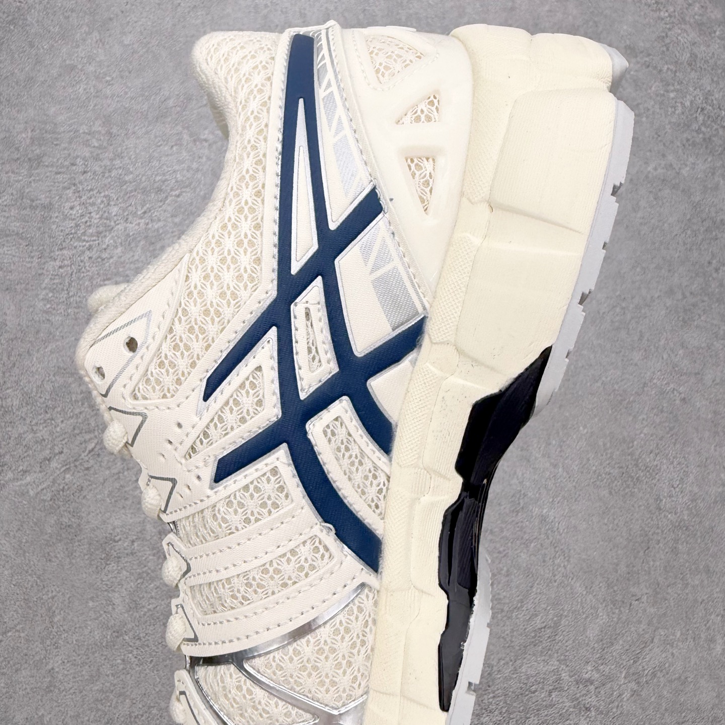 图片[7]-Asics Gel-kayano 20 亚瑟士舒适时尚低帮跑步鞋 GEL-KAYANO 20代问世于2013年以卓越的缓冲性能在长跑领域而闻名 该鞋款拥抱建筑美学 从建筑物和汽车中汲取设计灵感 富有科技感的外观造型 多功能性满足日常生活的使用需求 ASICS（亚瑟士）是日本实业家鬼冢喜八郎创立的跑鞋运动品牌，名字想法源自著名的拉丁谚语“AnimaSana In Corpore Sano”，意为“健全的精神寓于强健的体魄”。正如其名字的含义，ASICS亚瑟士一直坚信保持身体的健康与活力是打造健康快乐的生活方式的最佳途径。亚瑟士的跑鞋、篮球鞋等系列集专业与美貌于一身，拥有极高的热度。2016年，ASICS在“2016年日本最佳全球品牌”排行榜名列第17名。尺码：36 37 37.5 38 39 39.5 40 40.5 41.5 42 42.5 43.5 44 44.5 45-选品中心
