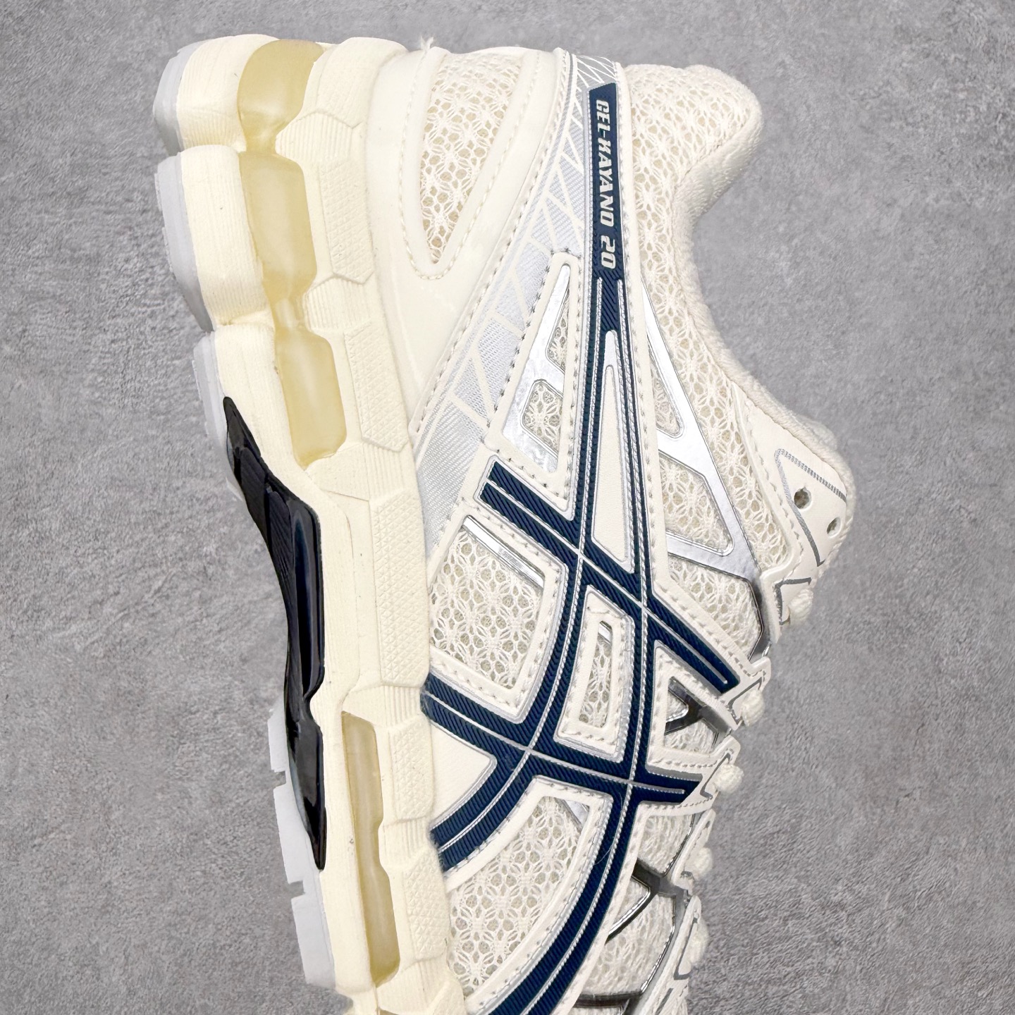 图片[6]-Asics Gel-kayano 20 亚瑟士舒适时尚低帮跑步鞋 GEL-KAYANO 20代问世于2013年以卓越的缓冲性能在长跑领域而闻名 该鞋款拥抱建筑美学 从建筑物和汽车中汲取设计灵感 富有科技感的外观造型 多功能性满足日常生活的使用需求 ASICS（亚瑟士）是日本实业家鬼冢喜八郎创立的跑鞋运动品牌，名字想法源自著名的拉丁谚语“AnimaSana In Corpore Sano”，意为“健全的精神寓于强健的体魄”。正如其名字的含义，ASICS亚瑟士一直坚信保持身体的健康与活力是打造健康快乐的生活方式的最佳途径。亚瑟士的跑鞋、篮球鞋等系列集专业与美貌于一身，拥有极高的热度。2016年，ASICS在“2016年日本最佳全球品牌”排行榜名列第17名。尺码：36 37 37.5 38 39 39.5 40 40.5 41.5 42 42.5 43.5 44 44.5 45-选品中心