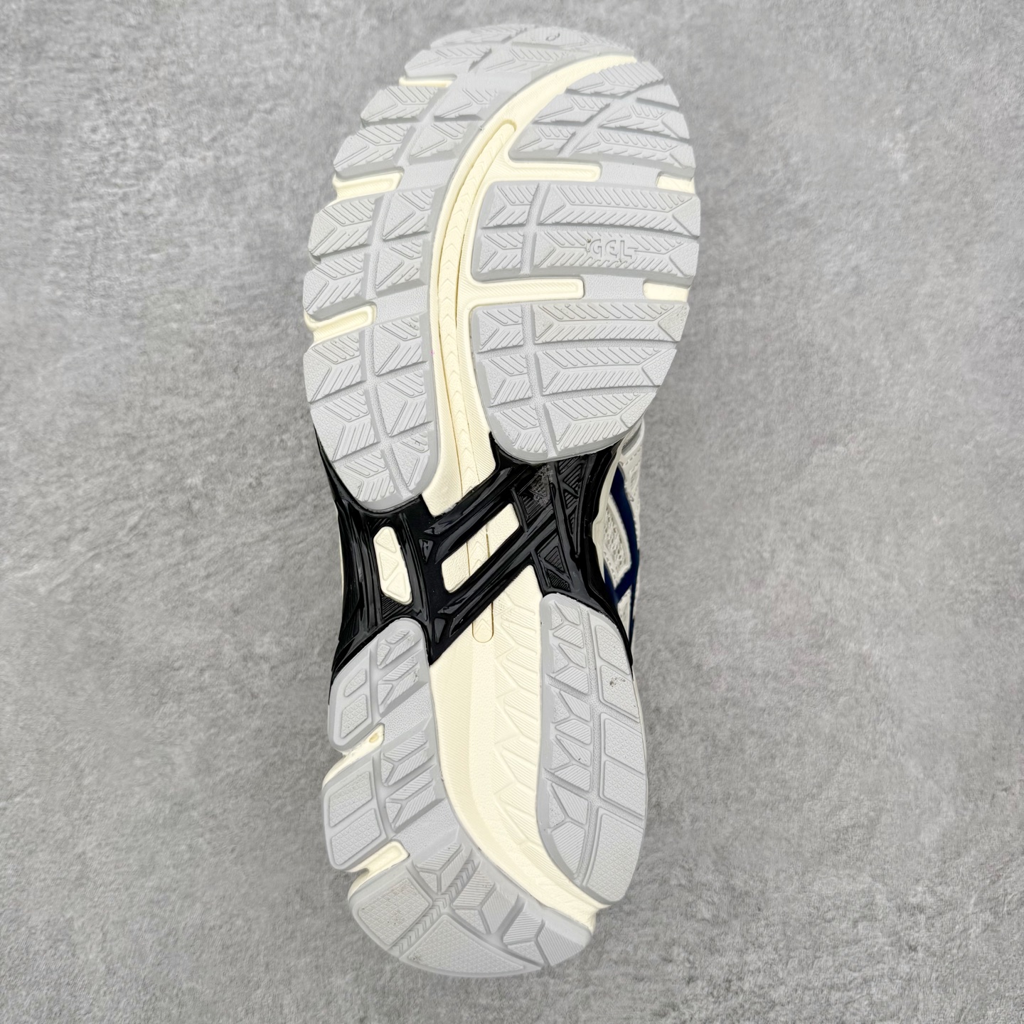 图片[9]-Asics Gel-kayano 20 亚瑟士舒适时尚低帮跑步鞋 GEL-KAYANO 20代问世于2013年以卓越的缓冲性能在长跑领域而闻名 该鞋款拥抱建筑美学 从建筑物和汽车中汲取设计灵感 富有科技感的外观造型 多功能性满足日常生活的使用需求 ASICS（亚瑟士）是日本实业家鬼冢喜八郎创立的跑鞋运动品牌，名字想法源自著名的拉丁谚语“AnimaSana In Corpore Sano”，意为“健全的精神寓于强健的体魄”。正如其名字的含义，ASICS亚瑟士一直坚信保持身体的健康与活力是打造健康快乐的生活方式的最佳途径。亚瑟士的跑鞋、篮球鞋等系列集专业与美貌于一身，拥有极高的热度。2016年，ASICS在“2016年日本最佳全球品牌”排行榜名列第17名。尺码：36 37 37.5 38 39 39.5 40 40.5 41.5 42 42.5 43.5 44 44.5 45-选品中心