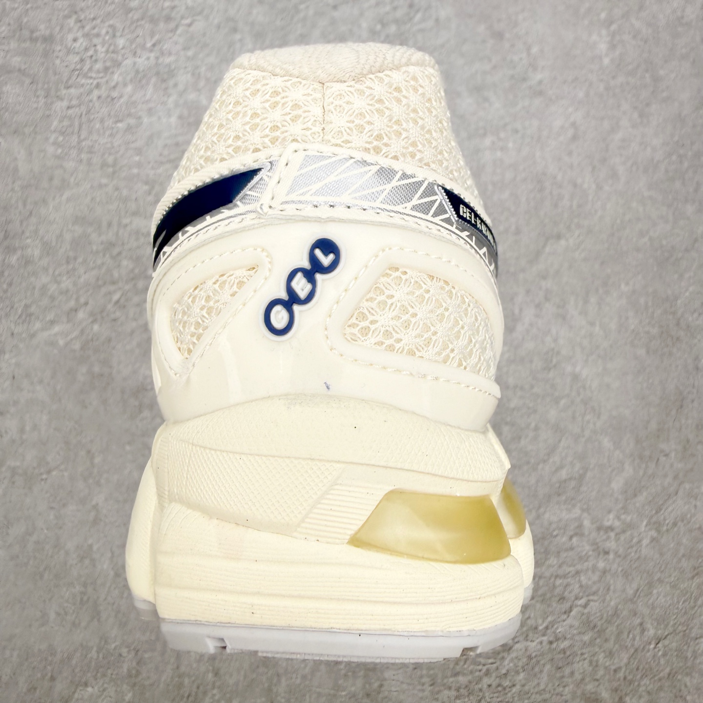 图片[8]-Asics Gel-kayano 20 亚瑟士舒适时尚低帮跑步鞋 GEL-KAYANO 20代问世于2013年以卓越的缓冲性能在长跑领域而闻名 该鞋款拥抱建筑美学 从建筑物和汽车中汲取设计灵感 富有科技感的外观造型 多功能性满足日常生活的使用需求 ASICS（亚瑟士）是日本实业家鬼冢喜八郎创立的跑鞋运动品牌，名字想法源自著名的拉丁谚语“AnimaSana In Corpore Sano”，意为“健全的精神寓于强健的体魄”。正如其名字的含义，ASICS亚瑟士一直坚信保持身体的健康与活力是打造健康快乐的生活方式的最佳途径。亚瑟士的跑鞋、篮球鞋等系列集专业与美貌于一身，拥有极高的热度。2016年，ASICS在“2016年日本最佳全球品牌”排行榜名列第17名。尺码：36 37 37.5 38 39 39.5 40 40.5 41.5 42 42.5 43.5 44 44.5 45-选品中心