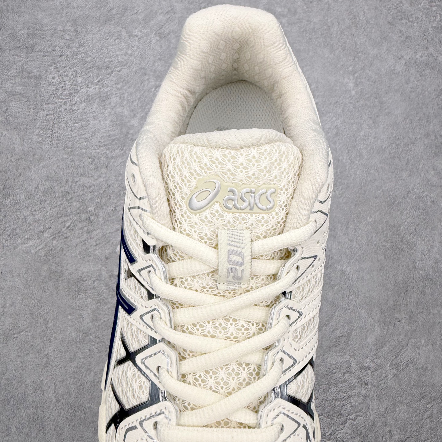 图片[5]-Asics Gel-kayano 20 亚瑟士舒适时尚低帮跑步鞋 GEL-KAYANO 20代问世于2013年以卓越的缓冲性能在长跑领域而闻名 该鞋款拥抱建筑美学 从建筑物和汽车中汲取设计灵感 富有科技感的外观造型 多功能性满足日常生活的使用需求 ASICS（亚瑟士）是日本实业家鬼冢喜八郎创立的跑鞋运动品牌，名字想法源自著名的拉丁谚语“AnimaSana In Corpore Sano”，意为“健全的精神寓于强健的体魄”。正如其名字的含义，ASICS亚瑟士一直坚信保持身体的健康与活力是打造健康快乐的生活方式的最佳途径。亚瑟士的跑鞋、篮球鞋等系列集专业与美貌于一身，拥有极高的热度。2016年，ASICS在“2016年日本最佳全球品牌”排行榜名列第17名。尺码：36 37 37.5 38 39 39.5 40 40.5 41.5 42 42.5 43.5 44 44.5 45-选品中心
