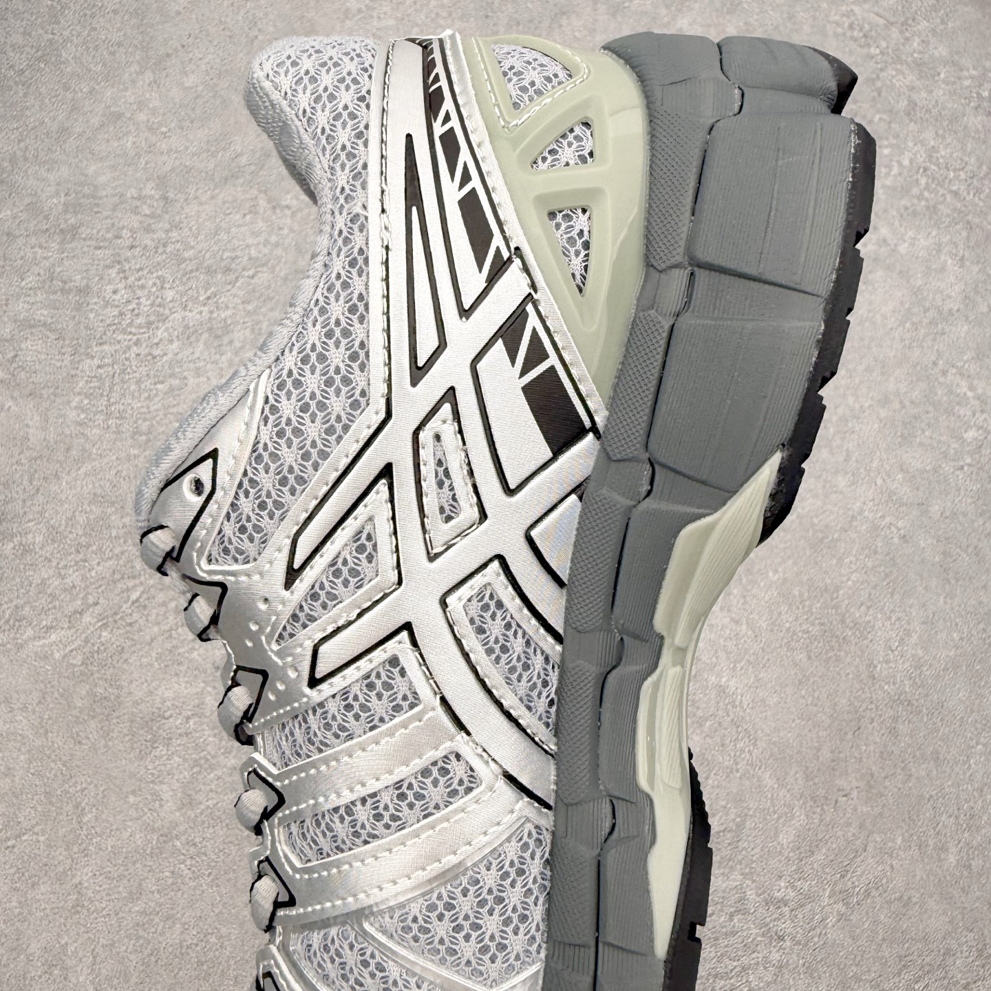 图片[7]-Asics Gel-kayano 20 亚瑟士舒适时尚低帮跑步鞋 GEL-KAYANO 20代问世于2013年以卓越的缓冲性能在长跑领域而闻名 该鞋款拥抱建筑美学 从建筑物和汽车中汲取设计灵感 富有科技感的外观造型 多功能性满足日常生活的使用需求 ASICS（亚瑟士）是日本实业家鬼冢喜八郎创立的跑鞋运动品牌，名字想法源自著名的拉丁谚语“AnimaSana In Corpore Sano”，意为“健全的精神寓于强健的体魄”。正如其名字的含义，ASICS亚瑟士一直坚信保持身体的健康与活力是打造健康快乐的生活方式的最佳途径。亚瑟士的跑鞋、篮球鞋等系列集专业与美貌于一身，拥有极高的热度。2016年，ASICS在“2016年日本最佳全球品牌”排行榜名列第17名。尺码：36 37 37.5 38 39 39.5 40 40.5 41.5 42 42.5 43.5 44 44.5 45-选品中心