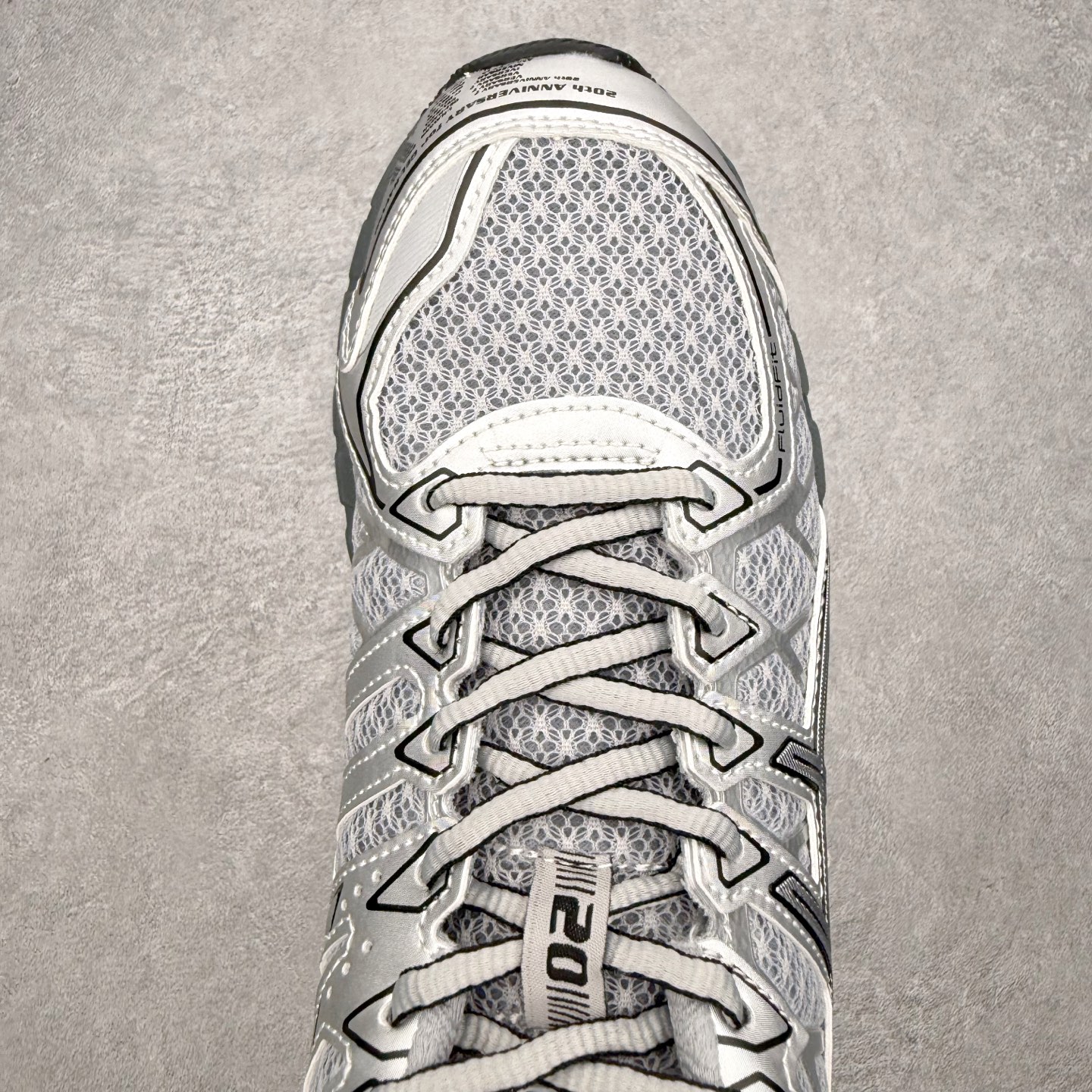 图片[4]-Asics Gel-kayano 20 亚瑟士舒适时尚低帮跑步鞋 GEL-KAYANO 20代问世于2013年以卓越的缓冲性能在长跑领域而闻名 该鞋款拥抱建筑美学 从建筑物和汽车中汲取设计灵感 富有科技感的外观造型 多功能性满足日常生活的使用需求 ASICS（亚瑟士）是日本实业家鬼冢喜八郎创立的跑鞋运动品牌，名字想法源自著名的拉丁谚语“AnimaSana In Corpore Sano”，意为“健全的精神寓于强健的体魄”。正如其名字的含义，ASICS亚瑟士一直坚信保持身体的健康与活力是打造健康快乐的生活方式的最佳途径。亚瑟士的跑鞋、篮球鞋等系列集专业与美貌于一身，拥有极高的热度。2016年，ASICS在“2016年日本最佳全球品牌”排行榜名列第17名。尺码：36 37 37.5 38 39 39.5 40 40.5 41.5 42 42.5 43.5 44 44.5 45-选品中心