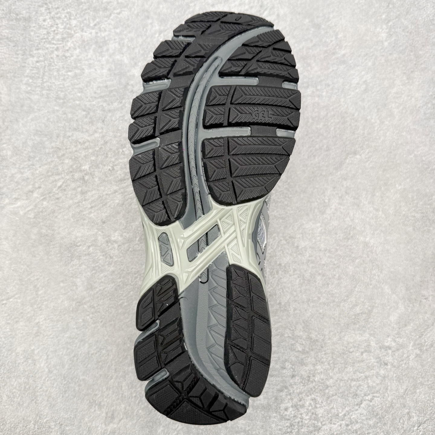 图片[9]-Asics Gel-kayano 20 亚瑟士舒适时尚低帮跑步鞋 GEL-KAYANO 20代问世于2013年以卓越的缓冲性能在长跑领域而闻名 该鞋款拥抱建筑美学 从建筑物和汽车中汲取设计灵感 富有科技感的外观造型 多功能性满足日常生活的使用需求 ASICS（亚瑟士）是日本实业家鬼冢喜八郎创立的跑鞋运动品牌，名字想法源自著名的拉丁谚语“AnimaSana In Corpore Sano”，意为“健全的精神寓于强健的体魄”。正如其名字的含义，ASICS亚瑟士一直坚信保持身体的健康与活力是打造健康快乐的生活方式的最佳途径。亚瑟士的跑鞋、篮球鞋等系列集专业与美貌于一身，拥有极高的热度。2016年，ASICS在“2016年日本最佳全球品牌”排行榜名列第17名。尺码：36 37 37.5 38 39 39.5 40 40.5 41.5 42 42.5 43.5 44 44.5 45-选品中心
