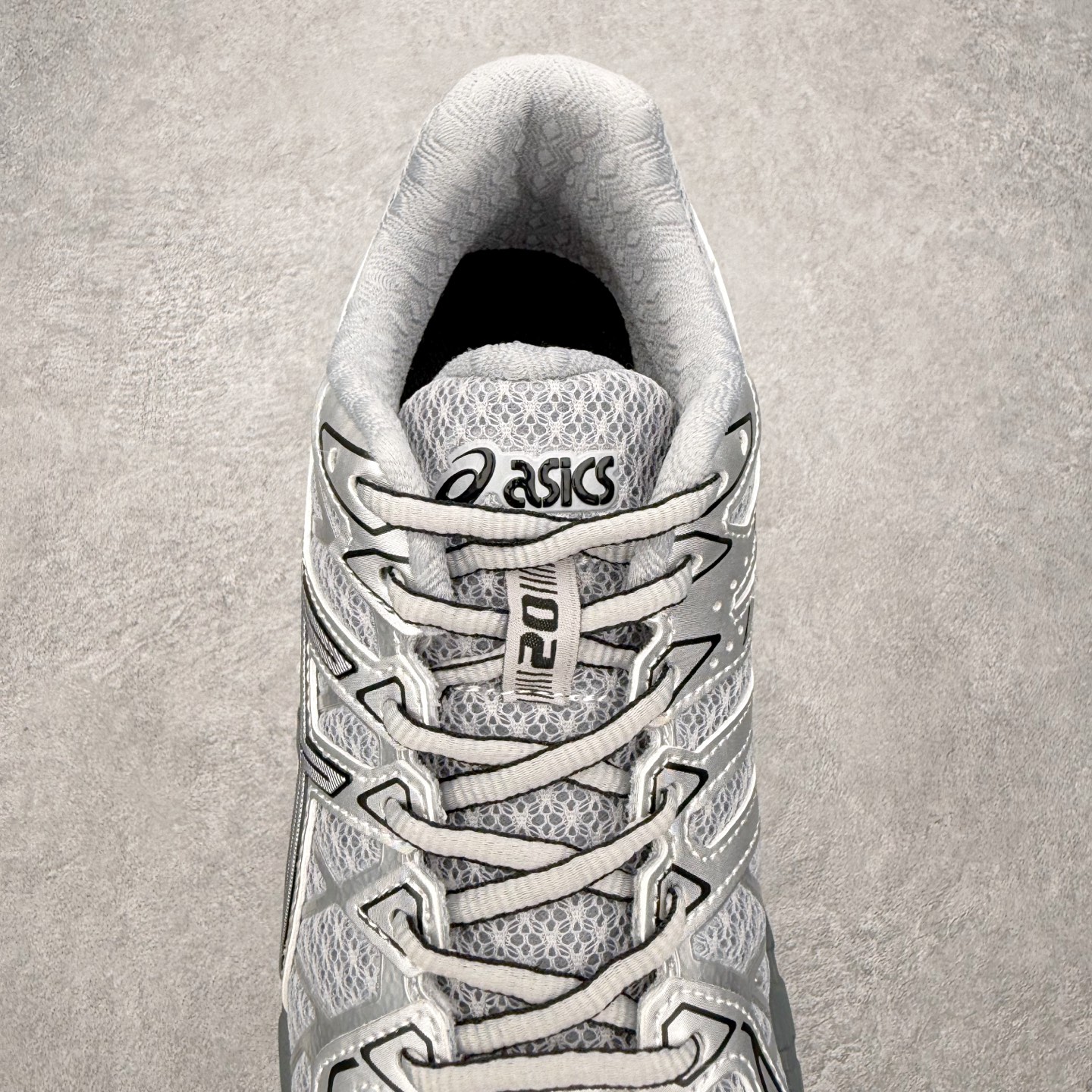 图片[5]-Asics Gel-kayano 20 亚瑟士舒适时尚低帮跑步鞋 GEL-KAYANO 20代问世于2013年以卓越的缓冲性能在长跑领域而闻名 该鞋款拥抱建筑美学 从建筑物和汽车中汲取设计灵感 富有科技感的外观造型 多功能性满足日常生活的使用需求 ASICS（亚瑟士）是日本实业家鬼冢喜八郎创立的跑鞋运动品牌，名字想法源自著名的拉丁谚语“AnimaSana In Corpore Sano”，意为“健全的精神寓于强健的体魄”。正如其名字的含义，ASICS亚瑟士一直坚信保持身体的健康与活力是打造健康快乐的生活方式的最佳途径。亚瑟士的跑鞋、篮球鞋等系列集专业与美貌于一身，拥有极高的热度。2016年，ASICS在“2016年日本最佳全球品牌”排行榜名列第17名。尺码：36 37 37.5 38 39 39.5 40 40.5 41.5 42 42.5 43.5 44 44.5 45-选品中心