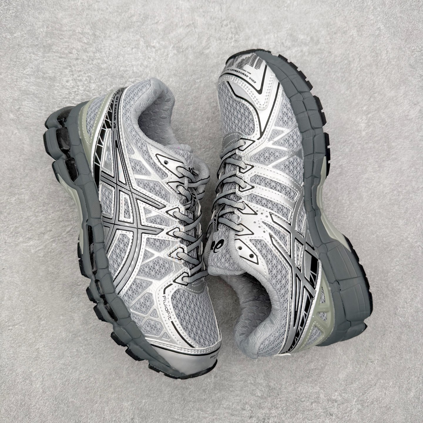 图片[3]-Asics Gel-kayano 20 亚瑟士舒适时尚低帮跑步鞋 GEL-KAYANO 20代问世于2013年以卓越的缓冲性能在长跑领域而闻名 该鞋款拥抱建筑美学 从建筑物和汽车中汲取设计灵感 富有科技感的外观造型 多功能性满足日常生活的使用需求 ASICS（亚瑟士）是日本实业家鬼冢喜八郎创立的跑鞋运动品牌，名字想法源自著名的拉丁谚语“AnimaSana In Corpore Sano”，意为“健全的精神寓于强健的体魄”。正如其名字的含义，ASICS亚瑟士一直坚信保持身体的健康与活力是打造健康快乐的生活方式的最佳途径。亚瑟士的跑鞋、篮球鞋等系列集专业与美貌于一身，拥有极高的热度。2016年，ASICS在“2016年日本最佳全球品牌”排行榜名列第17名。尺码：36 37 37.5 38 39 39.5 40 40.5 41.5 42 42.5 43.5 44 44.5 45-选品中心