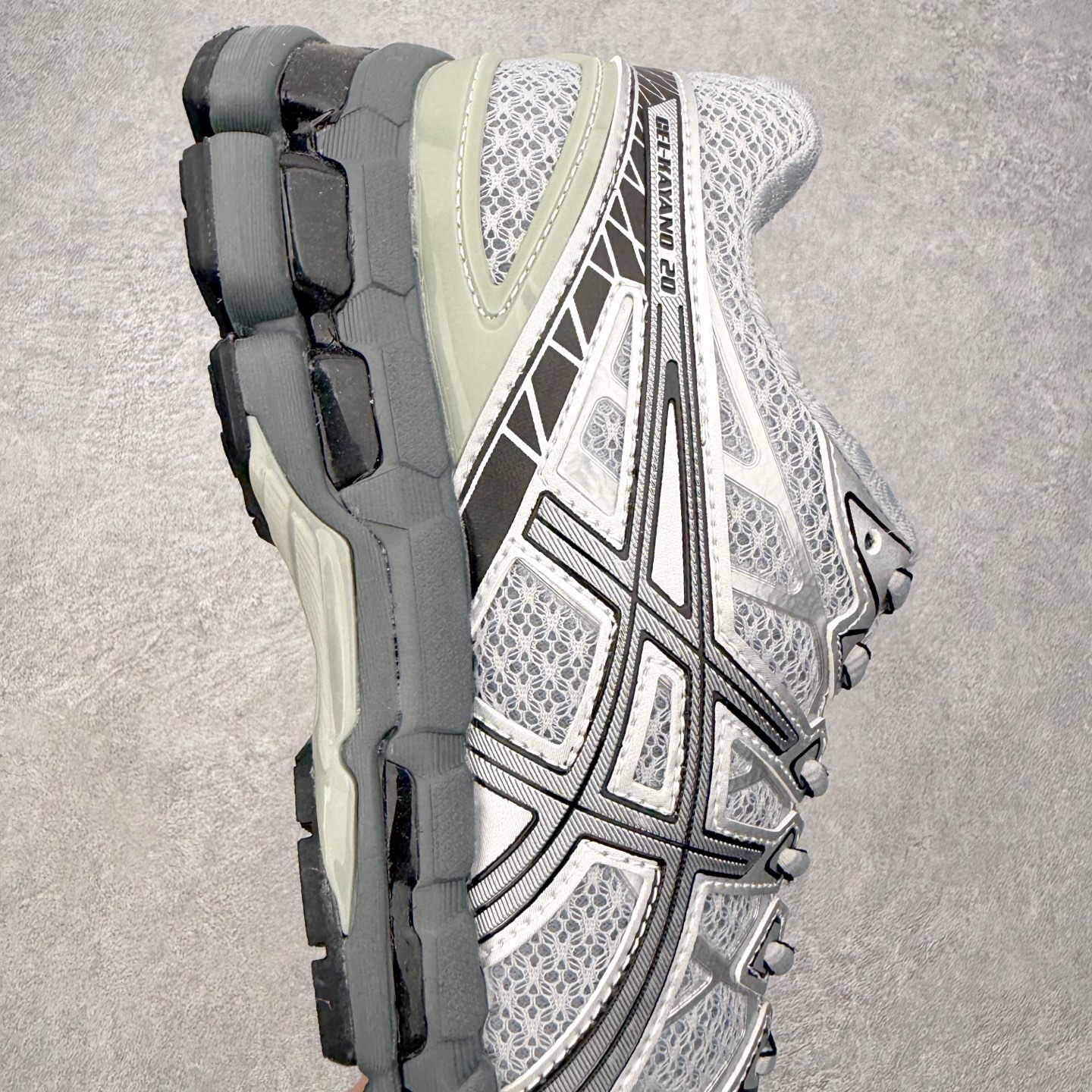 图片[6]-Asics Gel-kayano 20 亚瑟士舒适时尚低帮跑步鞋 GEL-KAYANO 20代问世于2013年以卓越的缓冲性能在长跑领域而闻名 该鞋款拥抱建筑美学 从建筑物和汽车中汲取设计灵感 富有科技感的外观造型 多功能性满足日常生活的使用需求 ASICS（亚瑟士）是日本实业家鬼冢喜八郎创立的跑鞋运动品牌，名字想法源自著名的拉丁谚语“AnimaSana In Corpore Sano”，意为“健全的精神寓于强健的体魄”。正如其名字的含义，ASICS亚瑟士一直坚信保持身体的健康与活力是打造健康快乐的生活方式的最佳途径。亚瑟士的跑鞋、篮球鞋等系列集专业与美貌于一身，拥有极高的热度。2016年，ASICS在“2016年日本最佳全球品牌”排行榜名列第17名。尺码：36 37 37.5 38 39 39.5 40 40.5 41.5 42 42.5 43.5 44 44.5 45-选品中心