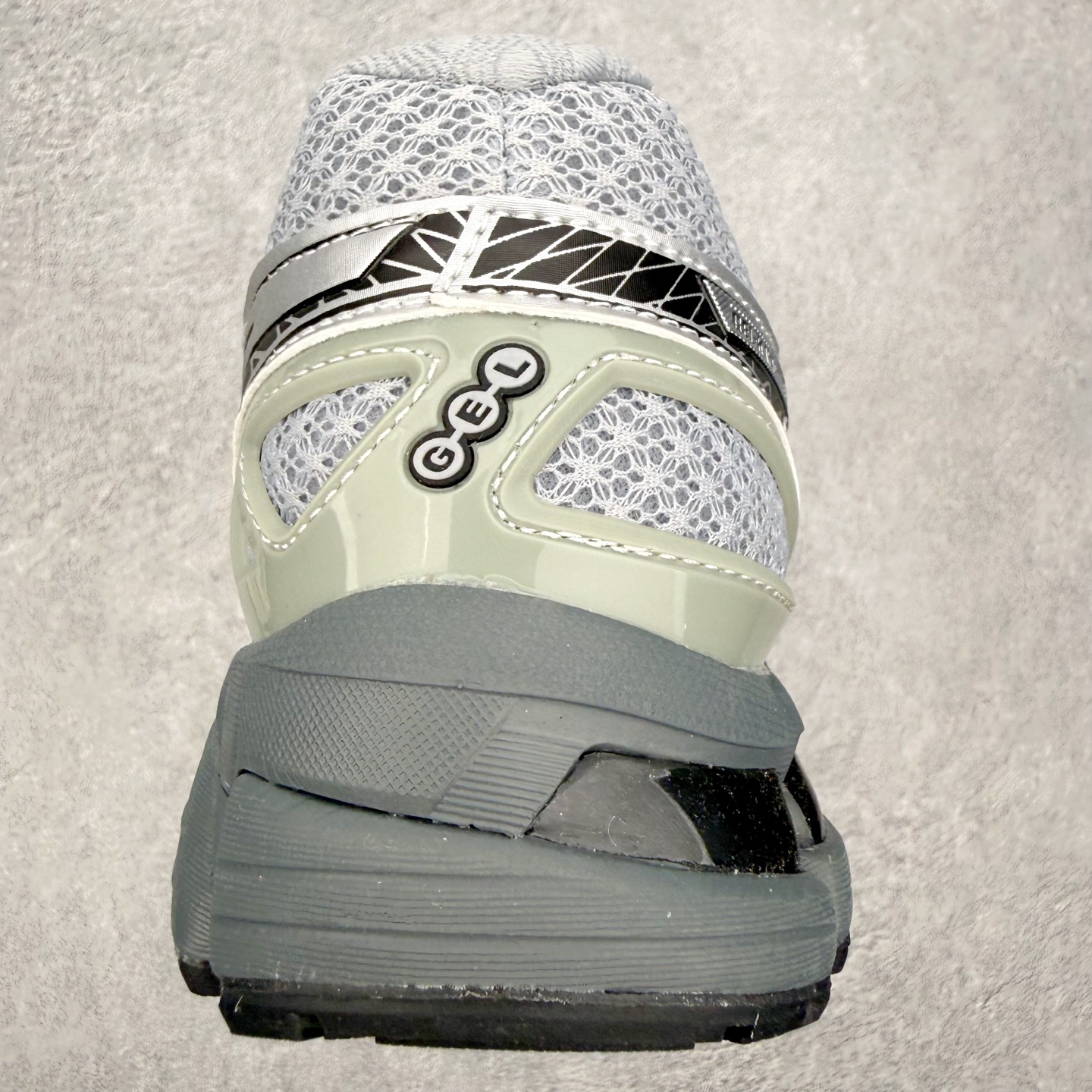 图片[8]-Asics Gel-kayano 20 亚瑟士舒适时尚低帮跑步鞋 GEL-KAYANO 20代问世于2013年以卓越的缓冲性能在长跑领域而闻名 该鞋款拥抱建筑美学 从建筑物和汽车中汲取设计灵感 富有科技感的外观造型 多功能性满足日常生活的使用需求 ASICS（亚瑟士）是日本实业家鬼冢喜八郎创立的跑鞋运动品牌，名字想法源自著名的拉丁谚语“AnimaSana In Corpore Sano”，意为“健全的精神寓于强健的体魄”。正如其名字的含义，ASICS亚瑟士一直坚信保持身体的健康与活力是打造健康快乐的生活方式的最佳途径。亚瑟士的跑鞋、篮球鞋等系列集专业与美貌于一身，拥有极高的热度。2016年，ASICS在“2016年日本最佳全球品牌”排行榜名列第17名。尺码：36 37 37.5 38 39 39.5 40 40.5 41.5 42 42.5 43.5 44 44.5 45-选品中心
