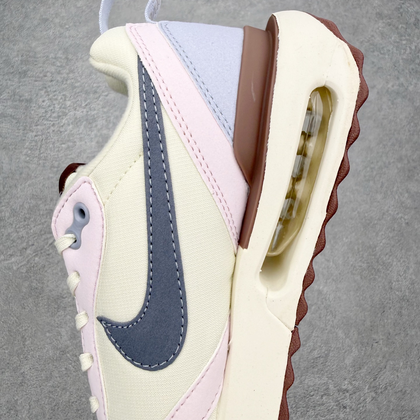 NK Air Max Dawn 黎明系列低帮气垫百搭休闲运动慢跑鞋 IQ7603-001 采用柔软翻毛皮