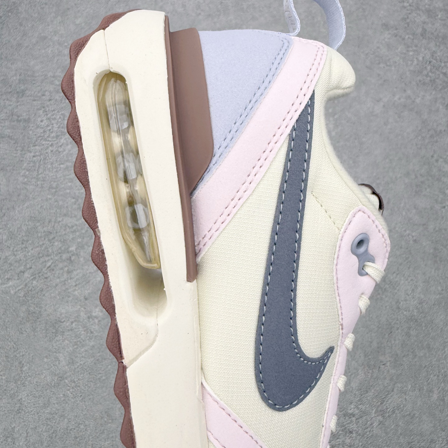 NK Air Max Dawn 黎明系列低帮气垫百搭休闲运动慢跑鞋 IQ7603-001 采用柔软翻毛皮