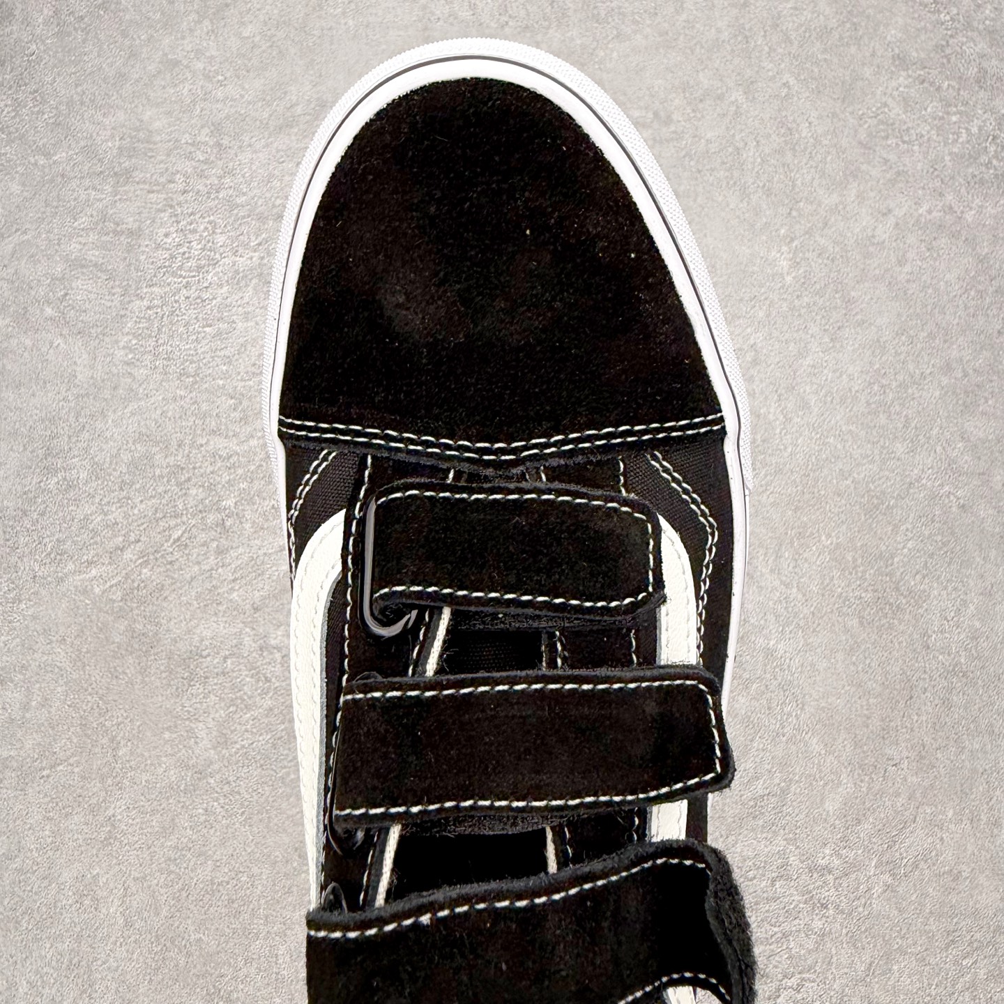 Vans Old Skool 经典黑白 魔术贴经典黑白搭配魔术贴设计 穿脱省心 麂皮搭配帆布材质透气不闷