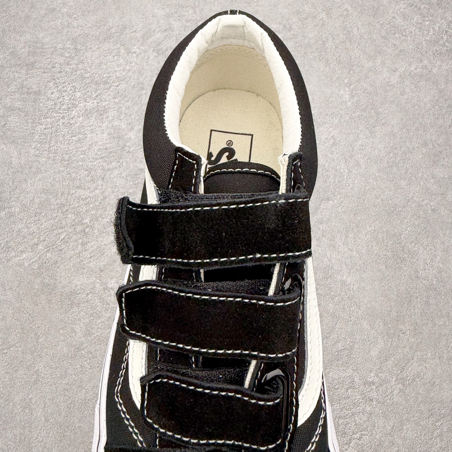 Vans Old Skool 经典黑白 魔术贴经典黑白搭配魔术贴设计 穿脱省心 麂皮搭配帆布材质透气不闷