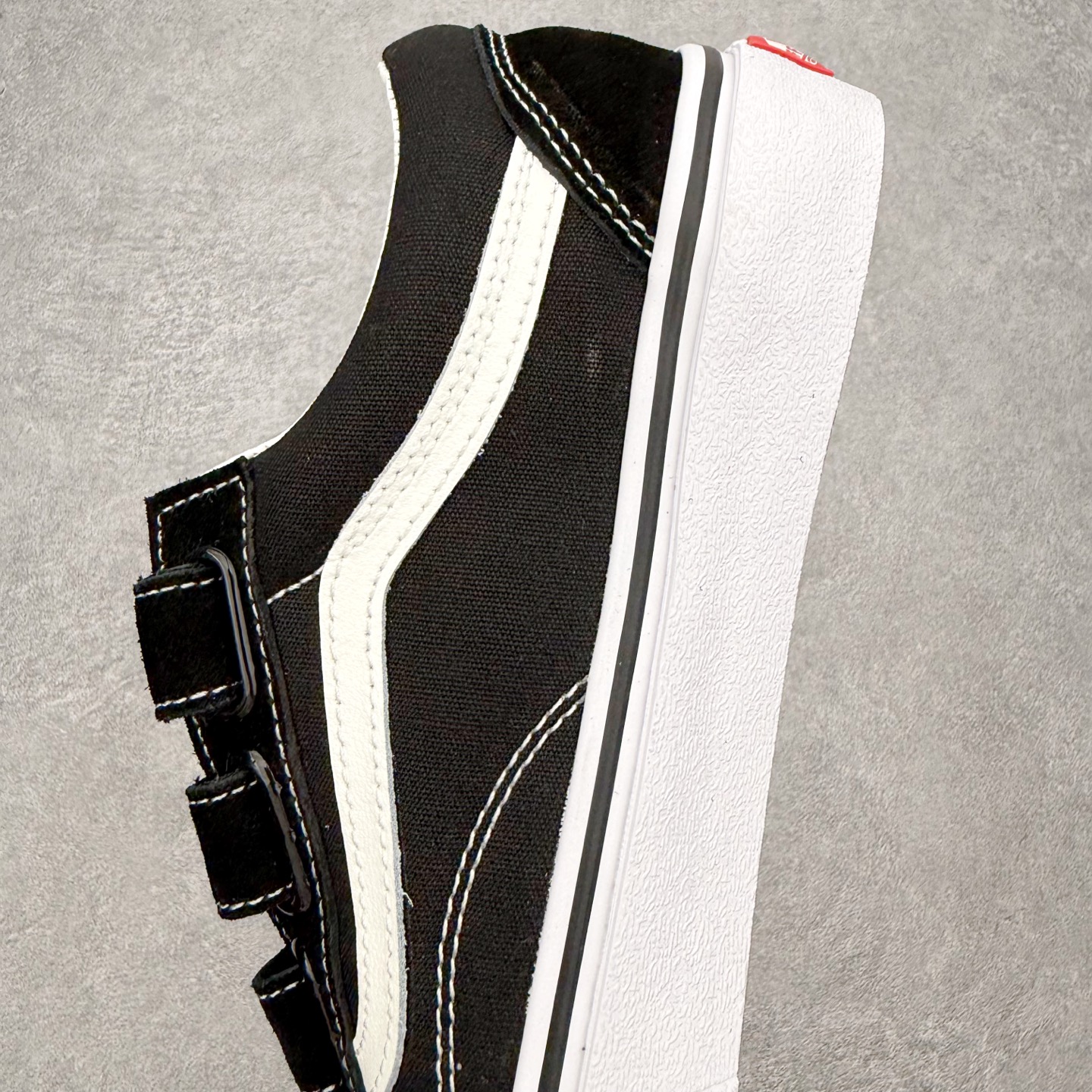 Vans Old Skool 经典黑白 魔术贴经典黑白搭配魔术贴设计 穿脱省心 麂皮搭配帆布材质透气不闷