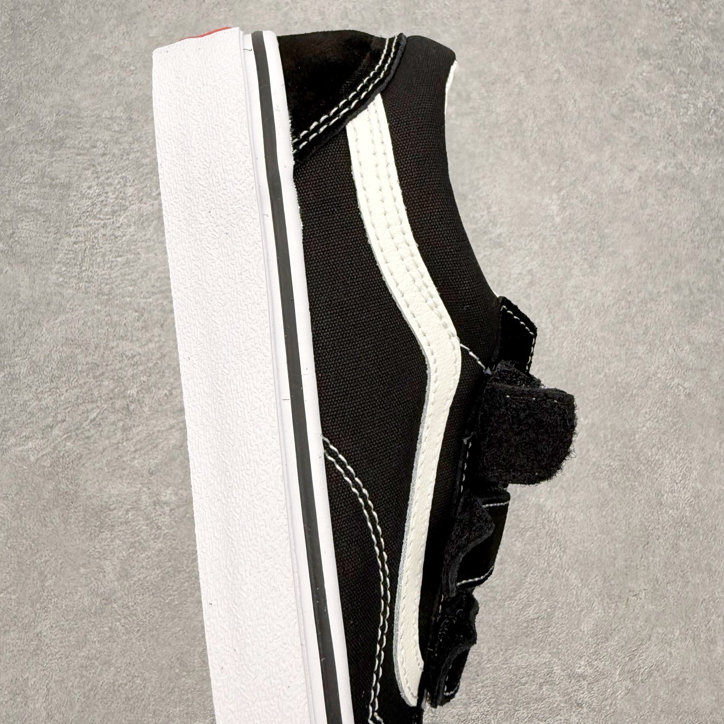 Vans Old Skool 经典黑白 魔术贴经典黑白搭配魔术贴设计 穿脱省心 麂皮搭配帆布材质透气不闷