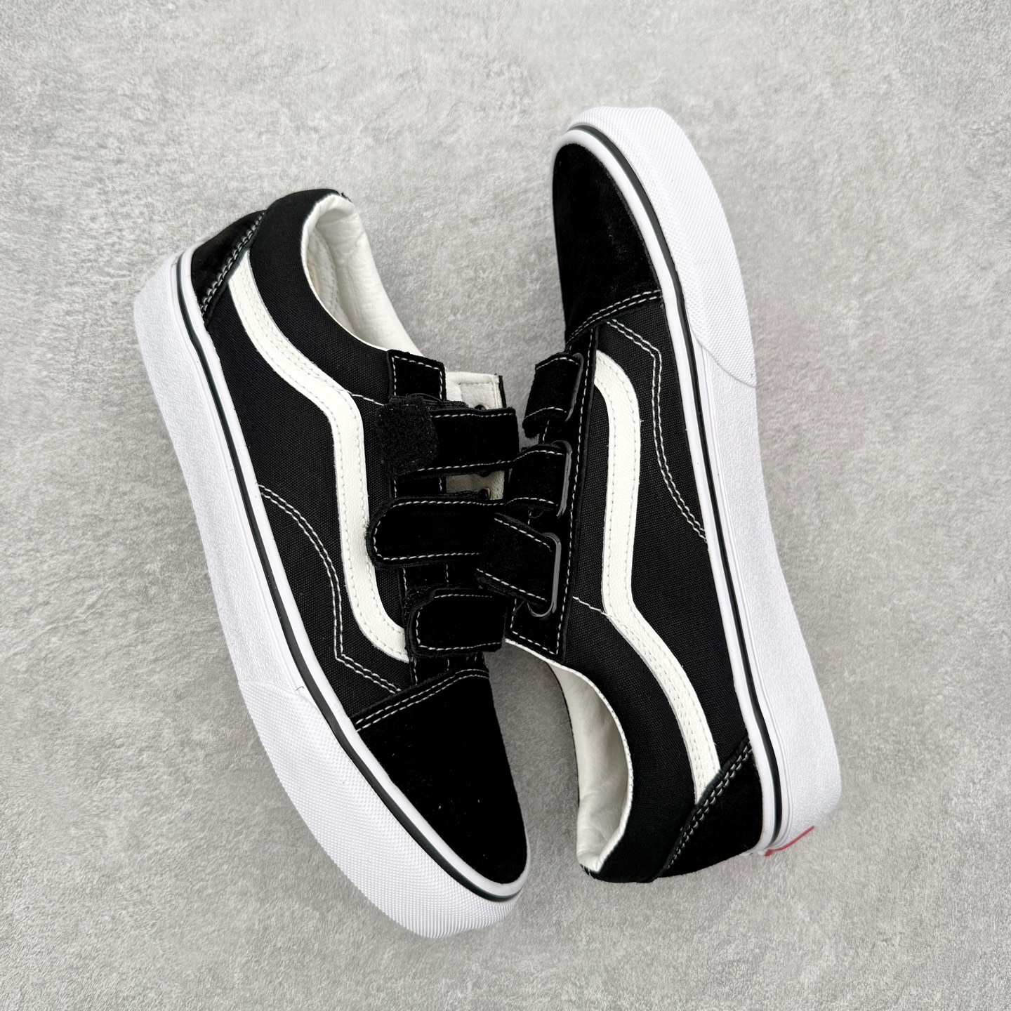 Vans Old Skool 经典黑白 魔术贴经典黑白搭配魔术贴设计 穿脱省心 麂皮搭配帆布材质透气不闷