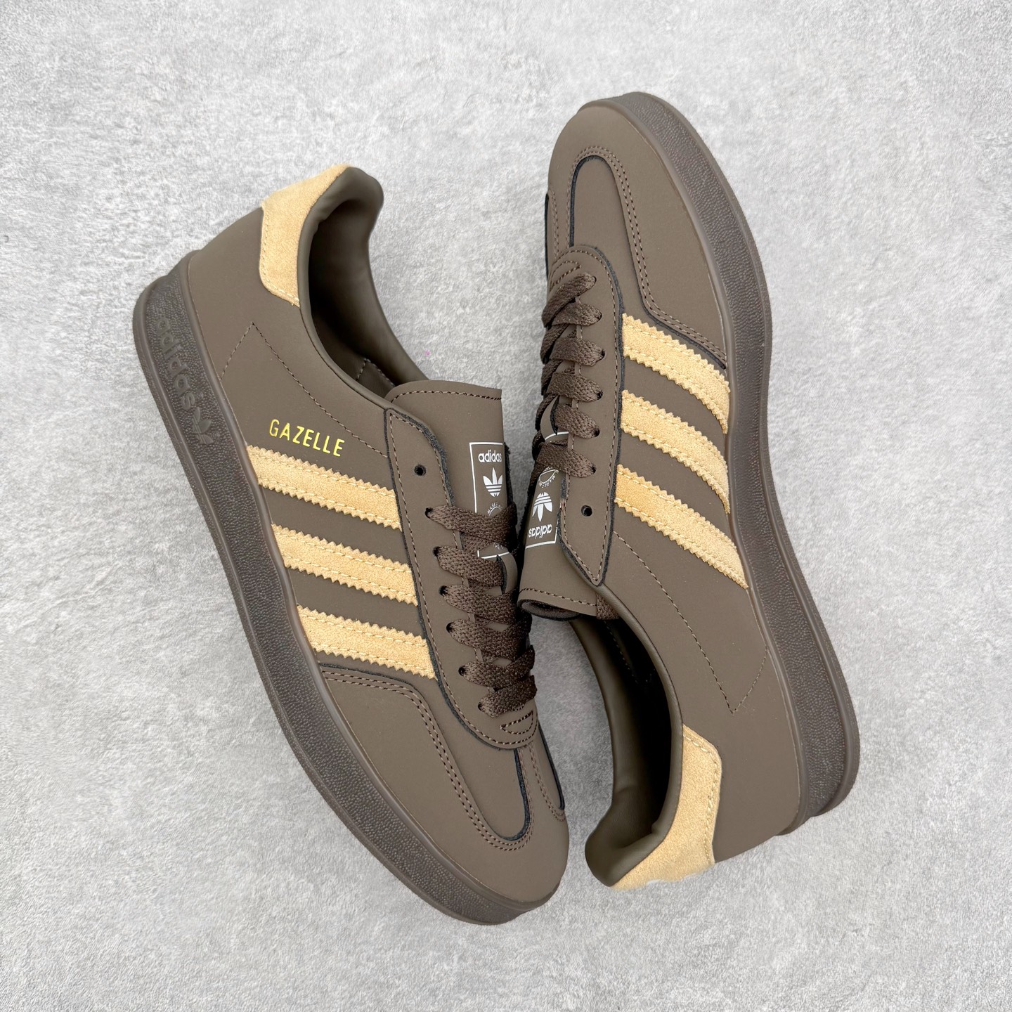 AD Gazelle Indoor Trainers 羚羊内训系列低帮复古百搭休闲运动德训风板鞋 JQ8