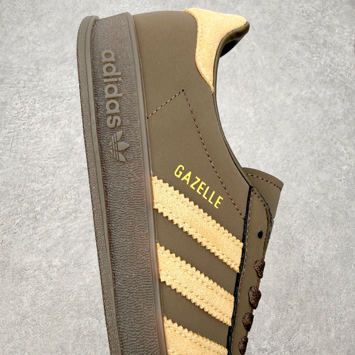 AD Gazelle Indoor Trainers 羚羊内训系列低帮复古百搭休闲运动德训风板鞋 JQ8