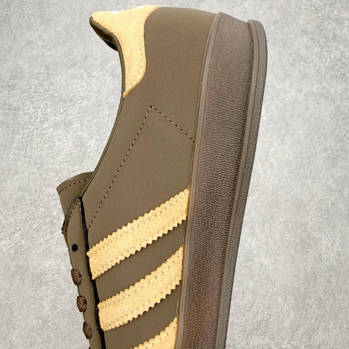 AD Gazelle Indoor Trainers 羚羊内训系列低帮复古百搭休闲运动德训风板鞋 JQ8