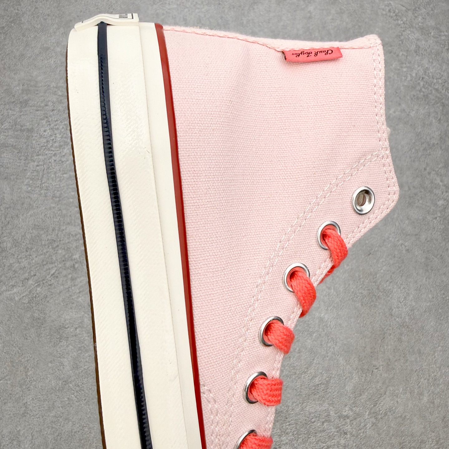 Converse Chuck 1970S SNL 樱花粉延续70s的经典鞋型工艺搭配粉色鞋面和橙色鞋带 