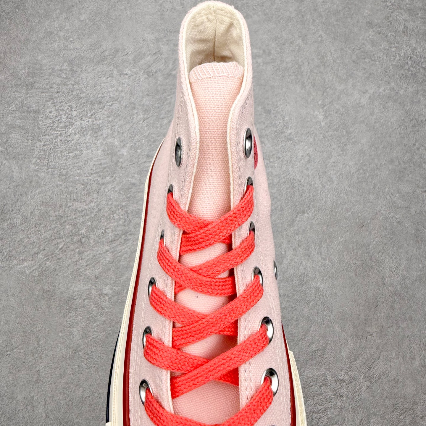 Converse Chuck 1970S SNL 樱花粉延续70s的经典鞋型工艺搭配粉色鞋面和橙色鞋带 