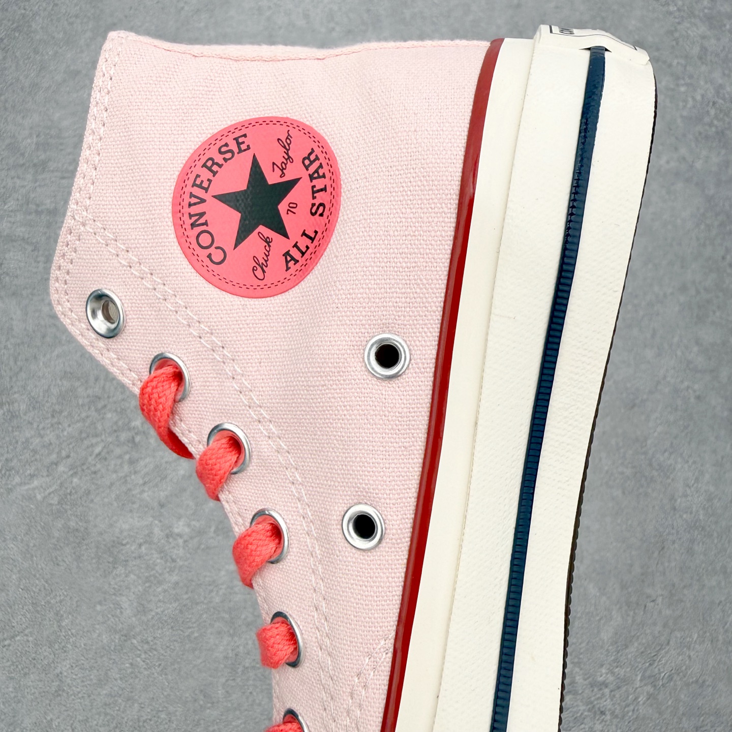 Converse Chuck 1970S SNL 樱花粉延续70s的经典鞋型工艺搭配粉色鞋面和橙色鞋带 