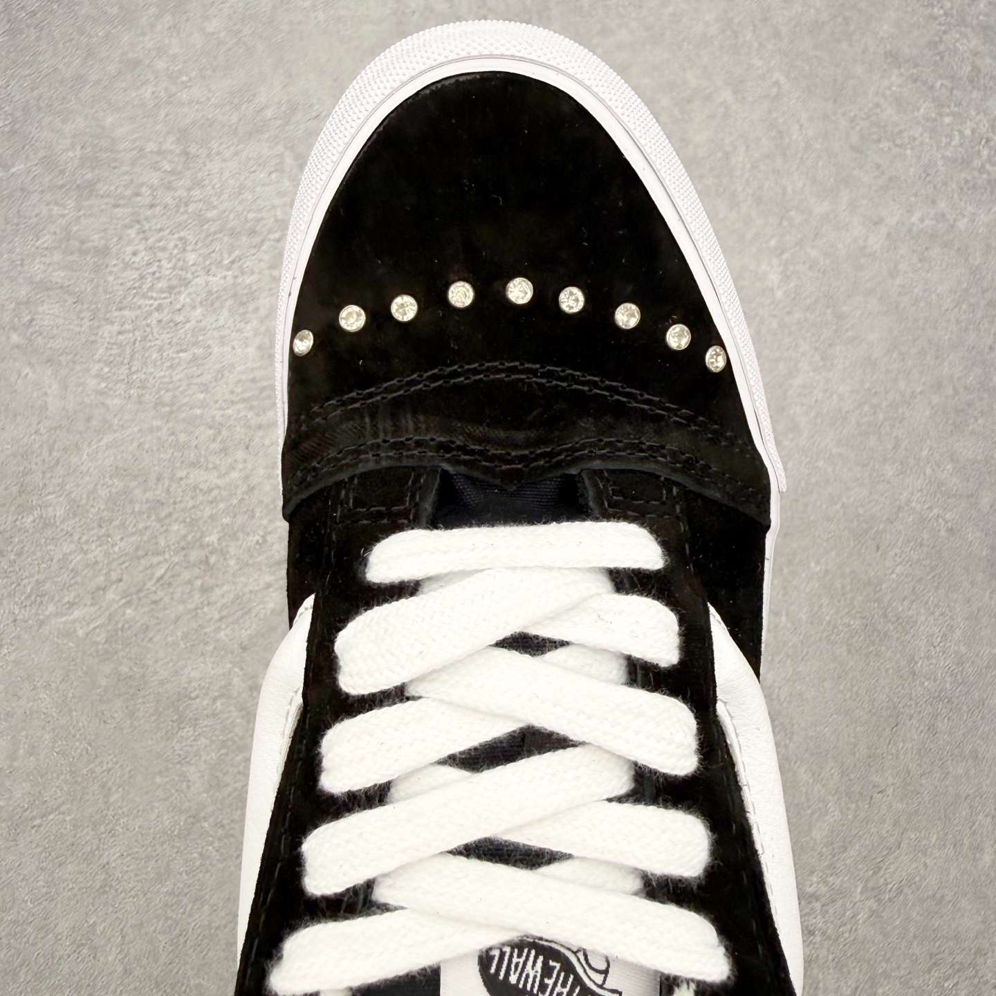 Vans Knu Skool 碎钻铆钉面包鞋此次以碎钻元素为设计亮点，黑白经典配色为基底，全麂皮鞋面搭配