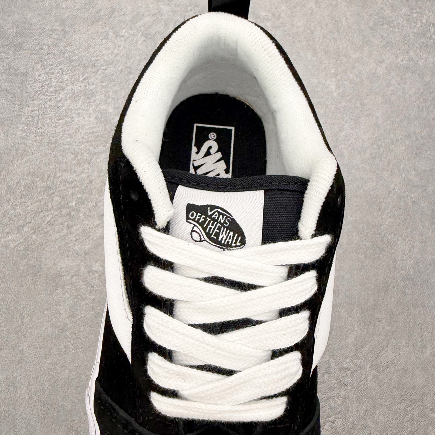 Vans Knu Skool 碎钻铆钉面包鞋此次以碎钻元素为设计亮点，黑白经典配色为基底，全麂皮鞋面搭配