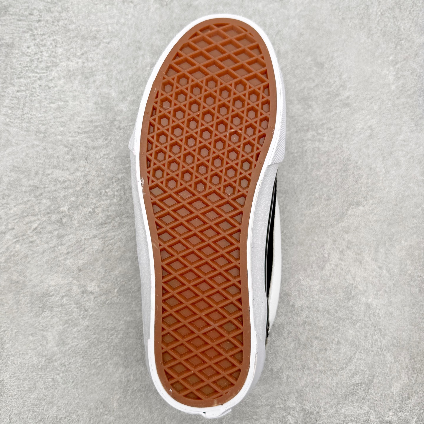 Vans Knu Skool 碎钻铆钉面包鞋此次以碎钻元素为设计亮点，黑白经典配色为基底，全麂皮鞋面搭配